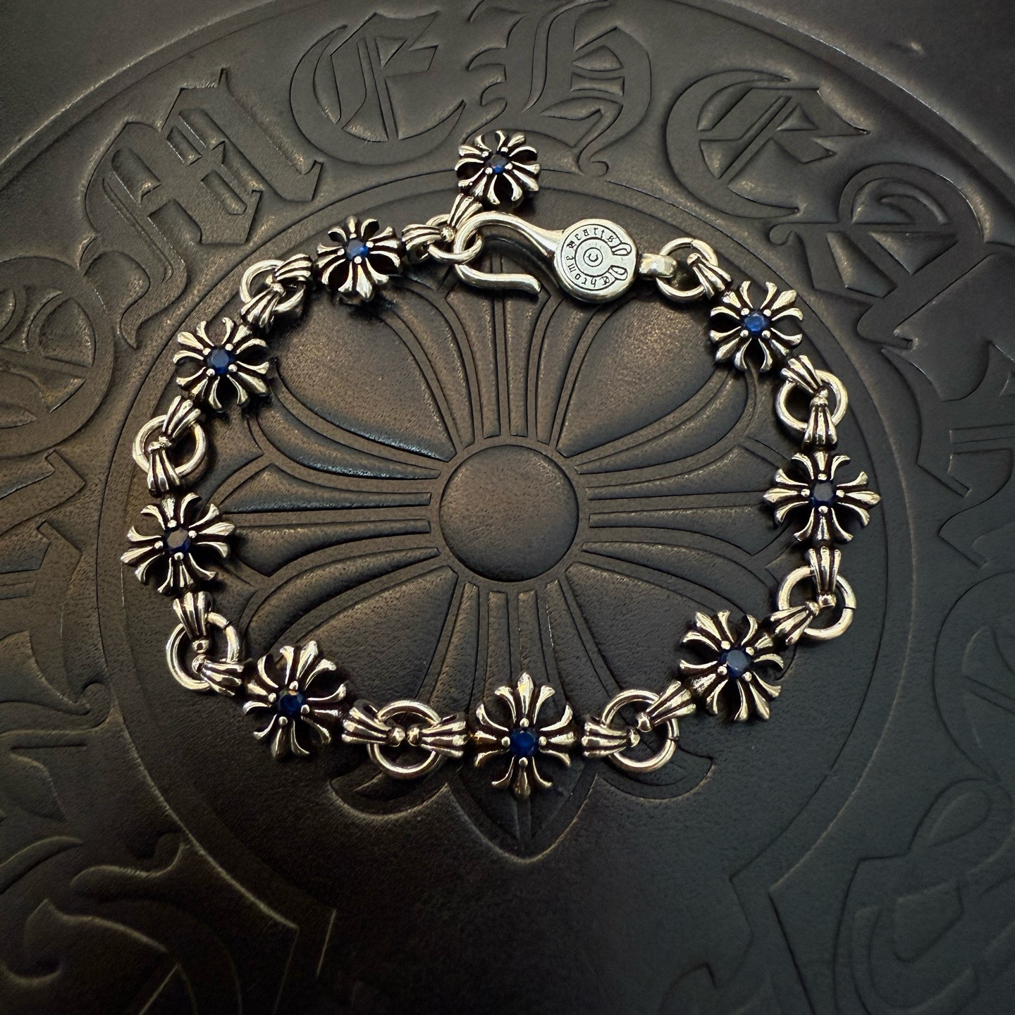 NO:581923,[Counter quality] Chrome Hearts retro cross-flower blue diamond bracelet, size 18 20 22, different concave and convex shapes, different pattern design styles, showing a distinctive cross. The Scout flower is the symbol of Chrome Hearts, so it is more durable. Genuine type-printed Chrome Hearts distinguishes the ordinary light version in the market. Match the version to the standard quality. Look at the printing details. The degree of retro gray oxidation. Seiko version!  !  !  , jewelry boutique, chrome hearts, chrome hearts, bracelet19860909【专柜品质】Chrome Hearts克罗心复古十字花蓝钻手链 ,尺寸18 20 22 ,凹凸造型不同的花纹设计风格 呈现出与众不同 十字架 童军花是克罗心的志 所以更经久不衰 正品打版Chrome Hearts克罗心 区别市场普通轻版 对版对标品质 看字印细节 复古做旧灰氧程度.精工版本！！！,饰品精品,chrome hearts,chrome hearts,bracelet,Jewelry