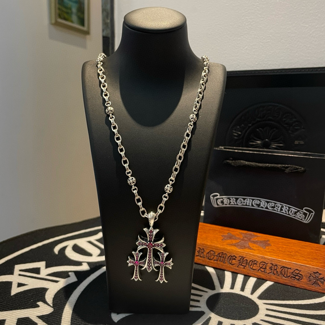 NO:575256,Approved on Douyin/Kuaishou/ins/Xiaohongshu/live broadcast popular, new [counter quality] Chrome Hearts classic cross flower ball necklace, pink diamond thirty cross pendant, different pattern design styles with concave and convex shapes, showing a distinctive cross. The Scout flower is the symbol of Chrome Hearts, so it is more durable. Genuine plate-printed Chrome Hearts Chrome Hearts is different from the ordinary light version in the market. Match the standard quality. Look at the printing details. The degree of retro gray oxidation. Seiko version!  !  !  Purely handmade ~ Authentic open mold fashion essentials. Can be worn by both men and women. Same style for couples. Official website original. Rock punk Thai silver style. Retro elements. Trendy and versatile!  , jewelry boutique, chrome hearts, chrome hearts, necklace19860909批抖音/快手/ins/小红书/直播热门 ,新款【专柜品质】Chrome Hearts克罗心经典十字花球项链 ,粉钻三十十字架吊坠,凹凸造型不同的花纹设计风格 呈现出与众不同 十字架 童军花是克罗心的志 所以更经久不衰 正品打版Chrome Hearts克罗心 区别市场普通轻版 对版对标品质 看字印细节 复古做旧灰氧程度.精工版本！！！ 纯手工打造 ～正品开模潮流时尚必备 男女均可佩戴 情侣同款 官网原版 摇滚朋克泰银风格 复古元素 潮流百搭！,饰品精品,chrome hearts,chrome hearts,necklace,Jewelry