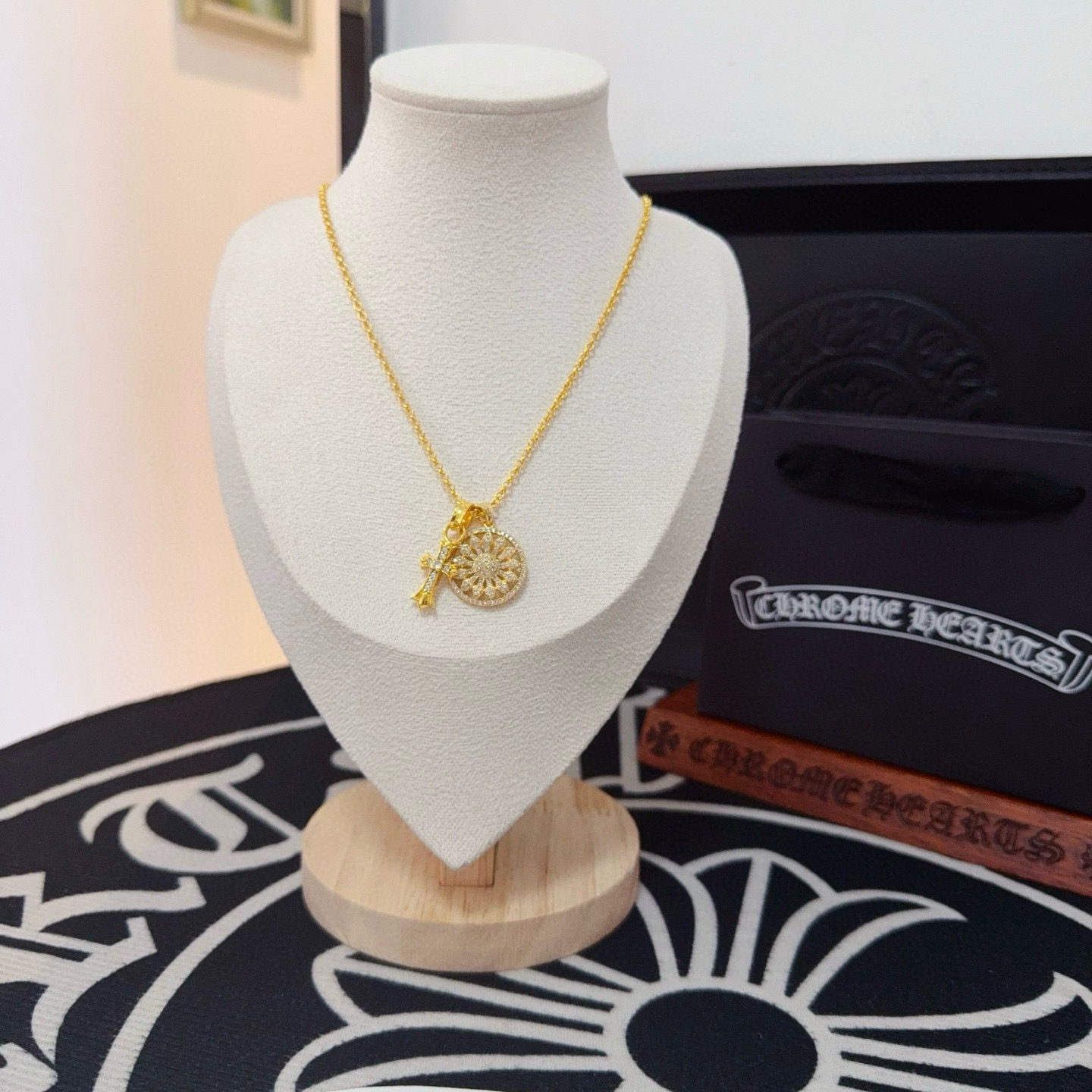 NO:581940,[Counter quality] Chrome Hearts Chrome Hearts pin cross necklace, with different concave and convex shapes, different pattern design styles, showing a distinctive cross. The Scout flower is the symbol of Chrome Hearts, so it is more durable. Genuine pattern-printed Chrome Hearts distinguishes the ordinary light version in the market. Check the quality of the version. Look at the printing details, the degree of retro gray oxidation. Seiko version!  !  !  Purely handmade ~ Authentic open mold fashion essentials. Can be worn by both men and women. Same style for couples. Official website original. Rock punk Thai silver style. Retro elements. Trendy and versatile!  , jewelry boutique, chrome hearts, chrome hearts, necklace19860909【专柜品质】Chrome Hearts克罗心别针十字架项链 ,凹凸造型不同的花纹设计风格 呈现出与众不同 十字架 童军花是克罗心的志 所以更经久不衰 正品打版Chrome Hearts克罗心 区别市场普通轻版 对版对标品质 看字印细节 复古做旧灰氧程度.精工版本！！！ 纯手工打造 ～正品开模潮流时尚必备 男女均可佩戴 情侣同款 官网原版 摇滚朋克泰银风格 复古元素 潮流百搭！,饰品精品,chrome hearts,chrome hearts,necklace,Jewelry