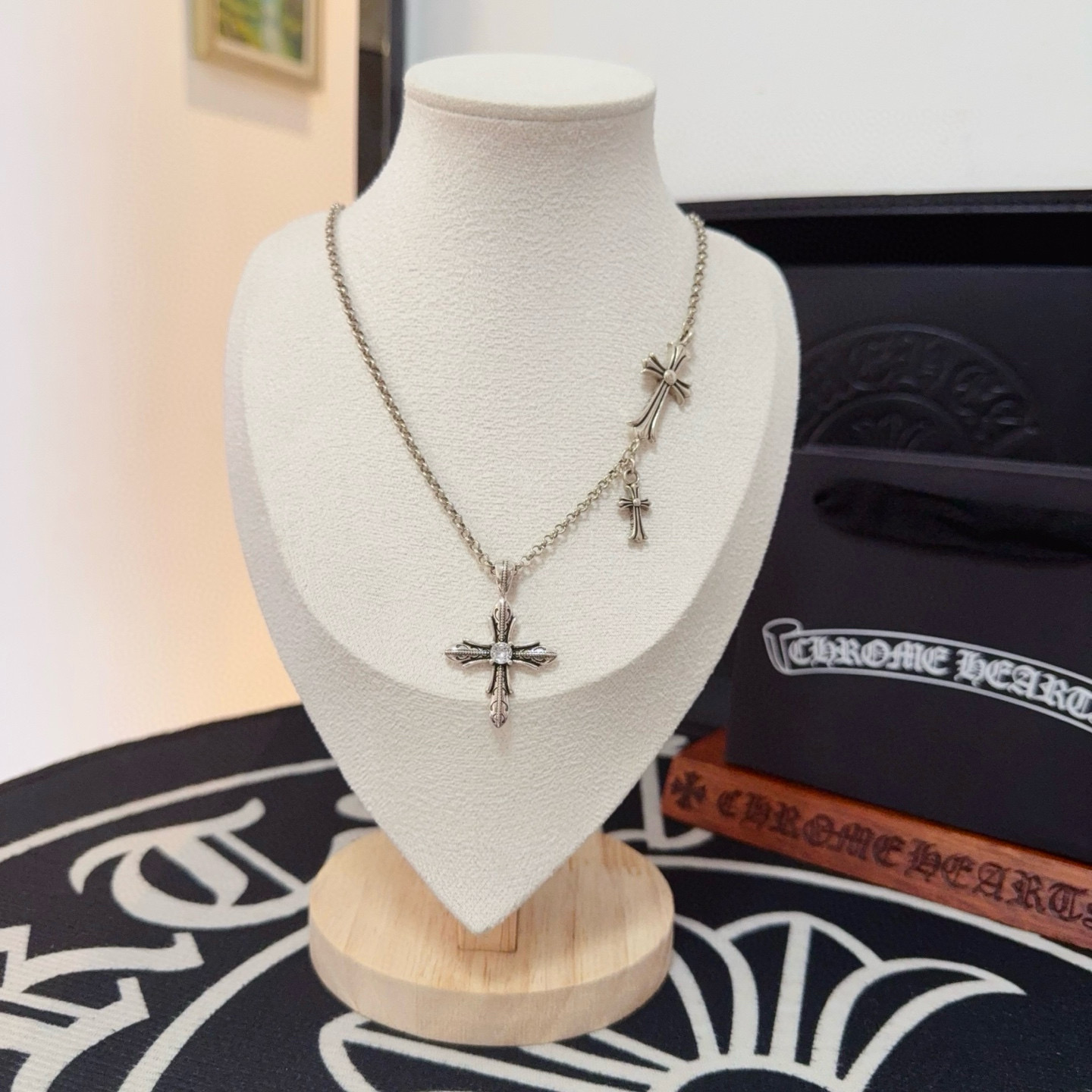 NO:581943,The new [counter quality] Chrome Hearts Cross Necklace, with different concave and convex shapes, the pattern design style is unique. The cross scout flower is the symbol of Chrome Hearts, so it is more durable. Genuine pattern-printed Chrome Hearts distinguishes the ordinary light version in the market. Match the version and benchmark quality. Look at the printing details. The degree of retro gray oxidation. Seiko version!  , jewelry boutique, chrome hearts, chrome hearts, necklace19860909新款【专柜品质】Chrome Hearts克罗心十字架项链,凹凸造型不同的花纹设计风格呈现出与众不同 十字架童军花是克罗心的标志 所以更经久不衰 正品打版Chrome Hearts克罗心 区别市场普通轻版 对版对标品质 看字印细节 复古做旧灰氧程度.精工版本！,饰品精品,chrome hearts,chrome hearts,necklace,Jewelry