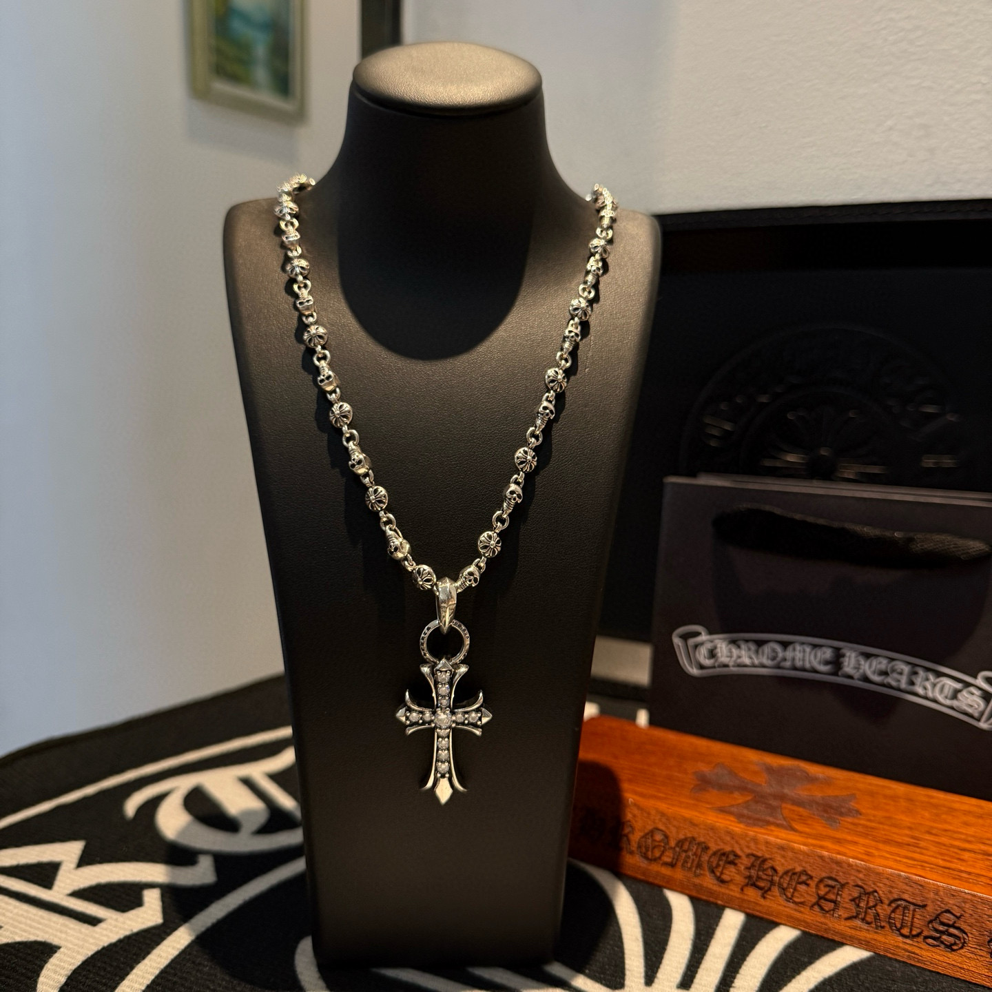 NO:581924,New [counter quality] Chrome Hearts classic retro flower ball skull necklace, full diamond cross pendant, concave and convex shapes with different pattern design styles, showing a distinctive cross. The Scout flower is the symbol of Chrome Hearts, so it is more durable. Genuine patterned Chrome Hearts distinguishes the ordinary light version in the market. Match the version and benchmark quality. Look at the printing details, the degree of retro ash oxidation. Seiko version!  !  !  Purely handmade ~ Authentic open mold fashion essentials. Can be worn by both men and women. Same style for couples. Official website original. Rock punk Thai silver style. Retro elements. Trendy and versatile!  , jewelry boutique, chrome hearts, chrome hearts, necklace19860909新款【专柜品质】Chrome Hearts克罗心经典复古花球骷髅头项链 满钻十字架吊坠 凹凸造型不同的花纹设计风格 呈现出与众不同 十字架 童军花是克罗心的志 所以更经久不衰 正品打版Chrome Hearts克罗心 区别市场普通轻版 对版对标品质 看字印细节 复古做旧灰氧程度.精工版本！！！ 纯手工打造 ～正品开模潮流时尚必备 男女均可佩戴 情侣同款 官网原版 摇滚朋克泰银风格 复古元素 潮流百搭！,饰品精品,chrome hearts,chrome hearts,necklace,Jewelry