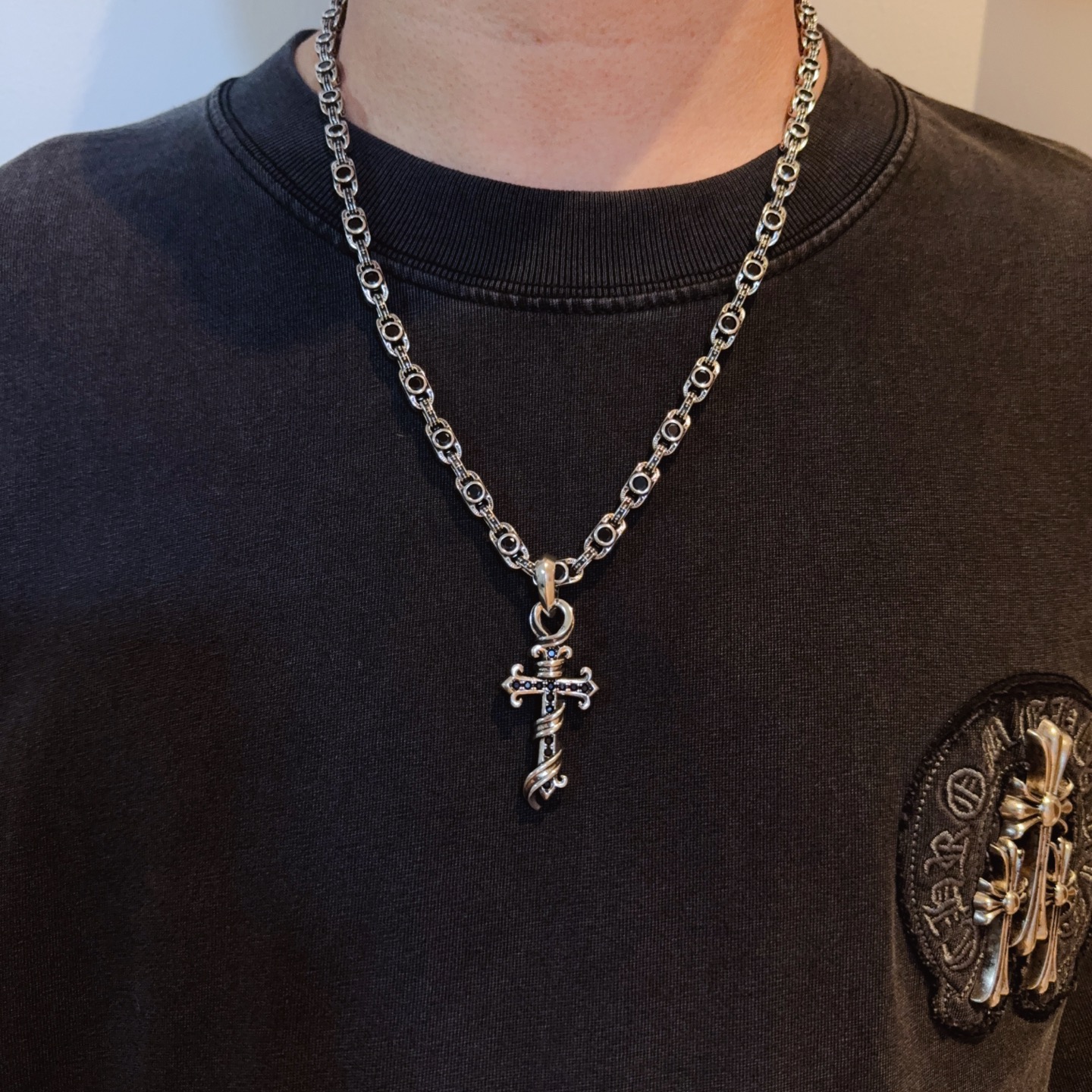 NO:581949,New [counter quality] Chrome Hearts classic retro thick buckle necklace, black diamond cross pendant, concave and convex shapes with different pattern design styles, showing a distinctive cross. The Scout flower is the symbol of Chrome Hearts, so it is more durable. Genuine pattern-printed Chrome Hearts distinguishes the ordinary light version in the market. Match the version and standard quality. Look at the printing details. The degree of retro ash oxidation. Seiko version!  !  !  Purely handmade ~ Authentic open mold fashion essentials. Can be worn by both men and women. Same style for couples. Official website original. Rock punk Thai silver style. Retro elements. Trendy and versatile!  , jewelry boutique, chrome hearts, chrome hearts, necklace19860909新款【专柜品质】Chrome Hearts克罗心经典复古粗扣项链 黑钻十字架吊坠 凹凸造型不同的花纹设计风格 呈现出与众不同 十字架 童军花是克罗心的志 所以更经久不衰 正品打版Chrome Hearts克罗心 区别市场普通轻版 对版对标品质 看字印细节 复古做旧灰氧程度.精工版本！！！ 纯手工打造 ～正品开模潮流时尚必备 男女均可佩戴 情侣同款 官网原版 摇滚朋克泰银风格 复古元素 潮流百搭！,饰品精品,chrome hearts,chrome hearts,necklace,Jewelry