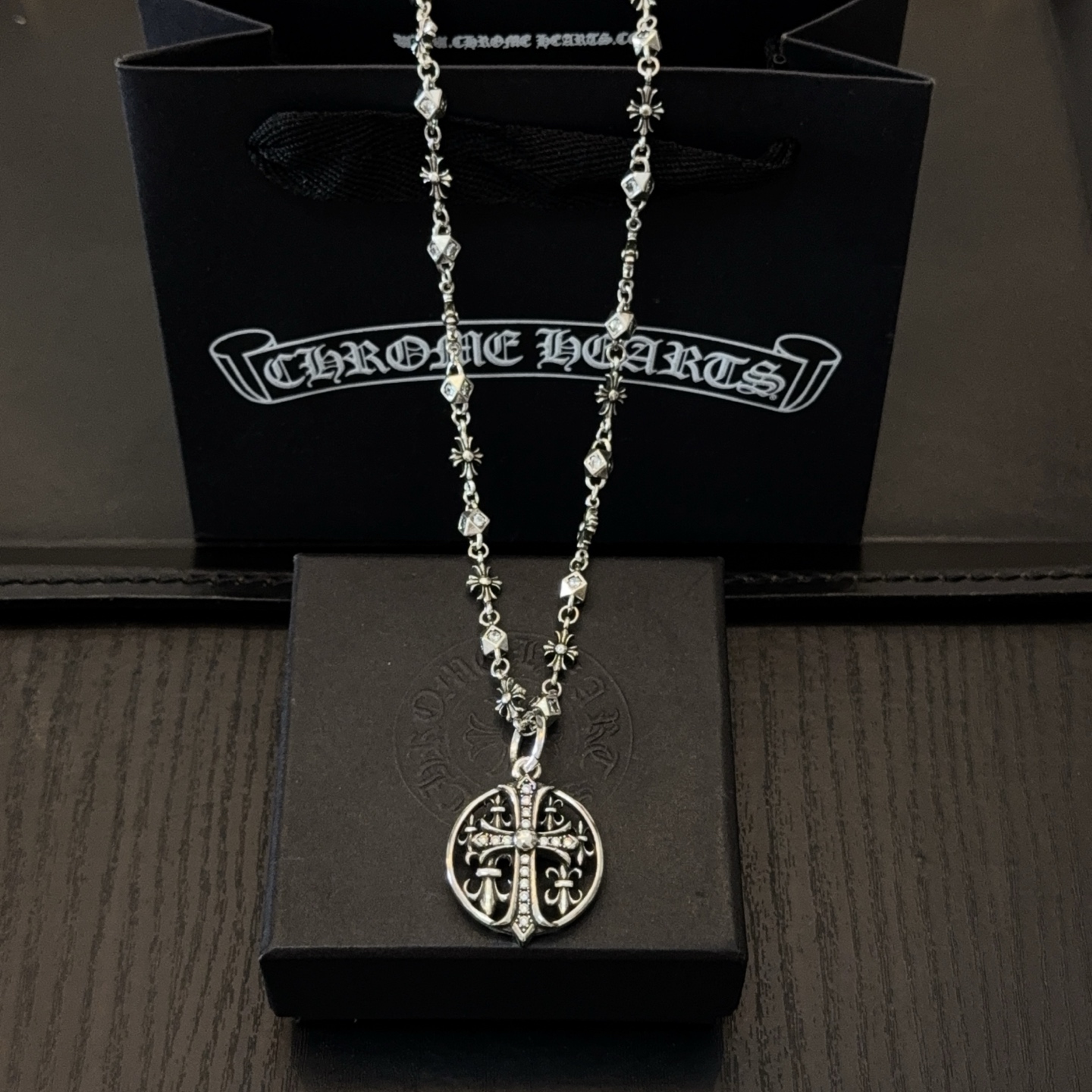 NO:575277,New [counter quality] Chrome Hearts classic retro diamond necklace, full diamond ring cross pendant, concave and convex shapes with different pattern design styles, showing a distinctive cross. The Scout flower is the symbol of Chrome Hearts, so it is more durable. Genuine patterned Chrome Hearts distinguishes the ordinary light version in the market. Match the version and benchmark quality. Look at the printing details. The degree of retro ash oxidation. Seiko version!  !  !  Purely handmade ~ Authentic open mold fashion essentials. Can be worn by both men and women. Same style for couples. Official website original. Rock punk Thai silver style. Retro elements. Trendy and versatile!  , jewelry boutique, chrome hearts, chrome hearts, necklace19860909新款【专柜品质】Chrome Hearts克罗心经典复古镶钻项链 满钻圆环十字架吊坠 凹凸造型不同的花纹设计风格 呈现出与众不同 十字架 童军花是克罗心的志 所以更经久不衰 正品打版Chrome Hearts克罗心 区别市场普通轻版 对版对标品质 看字印细节 复古做旧灰氧程度.精工版本！！！ 纯手工打造 ～正品开模潮流时尚必备 男女均可佩戴 情侣同款 官网原版 摇滚朋克泰银风格 复古元素 潮流百搭！,饰品精品,chrome hearts,chrome hearts,necklace,Jewelry