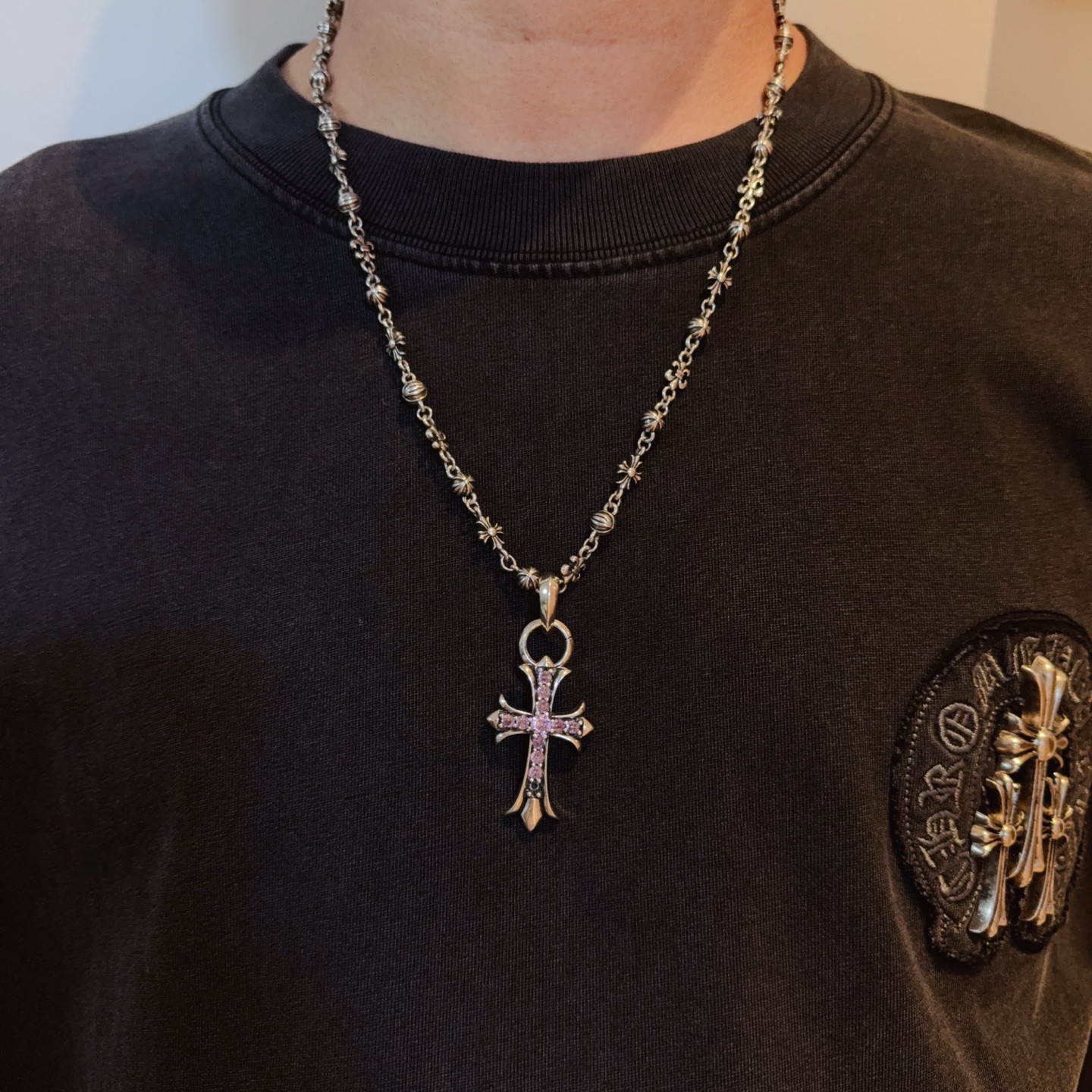 NO:581955,New [Counter Quality] Chrome Hearts Classic Retro Cross Flower Ball Necklace, Pink Diamond Cross Pendant, Concave and Concave Shape Different Pattern Design Styles, Presenting a Distinctive Cross and Scout Flower is the symbol of Chrome Hearts, so it is more durable. Genuine patterned Chrome Hearts distinguishes the ordinary light version in the market. Match the version and benchmark quality. Look at the printing details, the degree of retro ash oxidation. Seiko version!  !  !  Purely handmade ~ Authentic open mold fashion essentials. Can be worn by both men and women. Same style for couples. Official website original. Rock punk Thai silver style. Retro elements. Trendy and versatile!  , jewelry boutique, chrome hearts, chrome hearts, necklace19860909新款【专柜品质】Chrome Hearts克罗心经典复古十字花球项链 ,粉钻十字架吊坠,凹凸造型不同的花纹设计风格 呈现出与众不同 十字架 童军花是克罗心的志 所以更经久不衰 正品打版Chrome Hearts克罗心 区别市场普通轻版 对版对标品质 看字印细节 复古做旧灰氧程度.精工版本！！！ 纯手工打造 ～正品开模潮流时尚必备 男女均可佩戴 情侣同款 官网原版 摇滚朋克泰银风格 复古元素 潮流百搭！,饰品精品,chrome hearts,chrome hearts,necklace,Jewelry