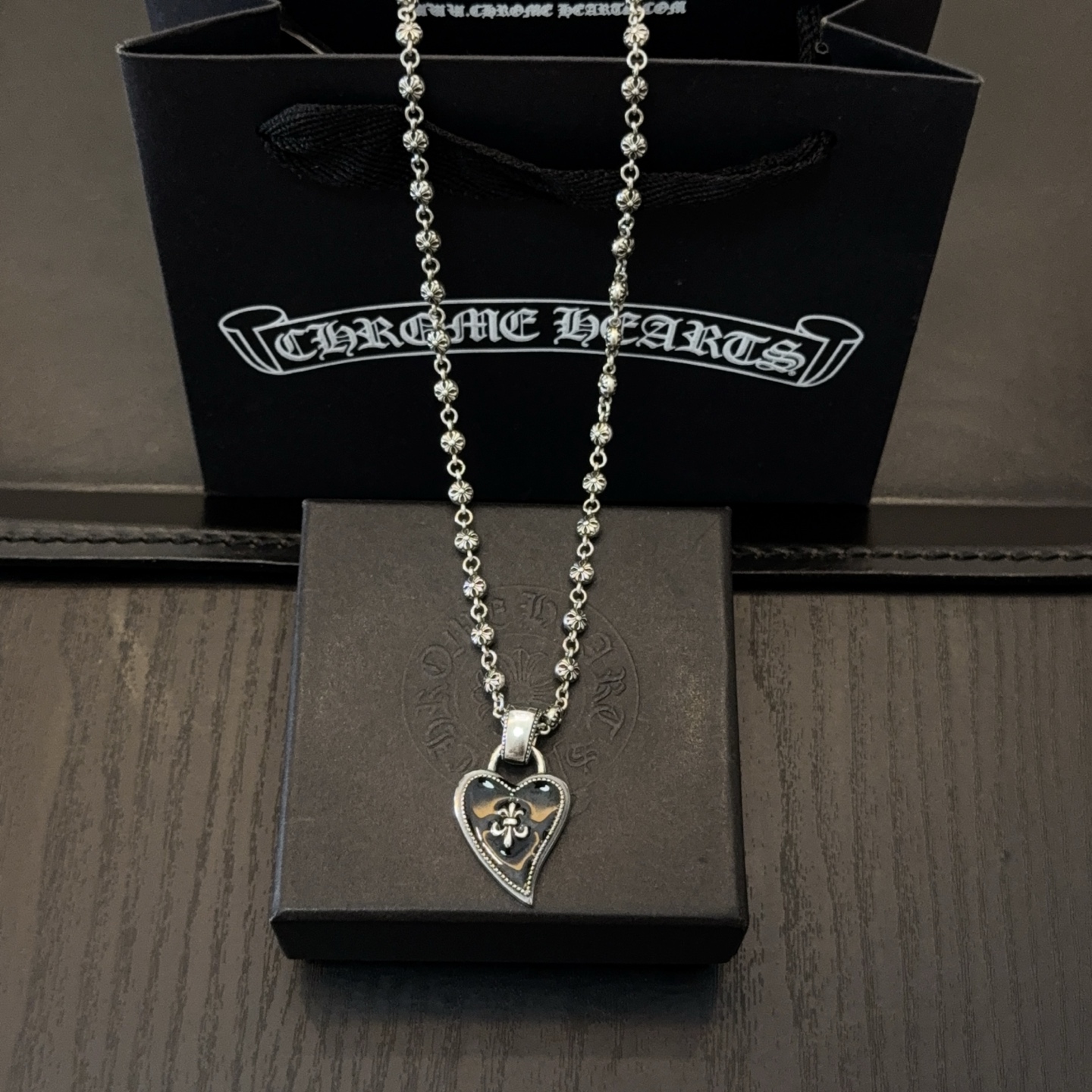 NO:575280,New [counter quality] Chrome Hearts classic retro cross flower ball necklace, peach heart pendant, concave and convex shapes with different pattern design styles, showing a distinctive cross. The Scout flower is the symbol of Chrome Hearts, so it is more durable. Genuine pattern-printed Chrome Hearts distinguishes the ordinary light version in the market. Match the version and standard quality. Look at the printing details, the degree of retro ash oxidation. Seiko version!  !  !  Purely handmade ~ Authentic open mold fashion essentials. Can be worn by both men and women. Same style for couples. Official website original. Rock punk Thai silver style. Retro elements. Trendy and versatile!  , jewelry boutique, chrome hearts, chrome hearts, necklace19860909新款【专柜品质】Chrome Hearts克罗心经典复古十字花球项链 ,桃心吊坠,凹凸造型不同的花纹设计风格 呈现出与众不同 十字架 童军花是克罗心的志 所以更经久不衰 正品打版Chrome Hearts克罗心 区别市场普通轻版 对版对标品质 看字印细节 复古做旧灰氧程度.精工版本！！！ 纯手工打造 ～正品开模潮流时尚必备 男女均可佩戴 情侣同款 官网原版 摇滚朋克泰银风格 复古元素 潮流百搭！,饰品精品,chrome hearts,chrome hearts,necklace,Jewelry