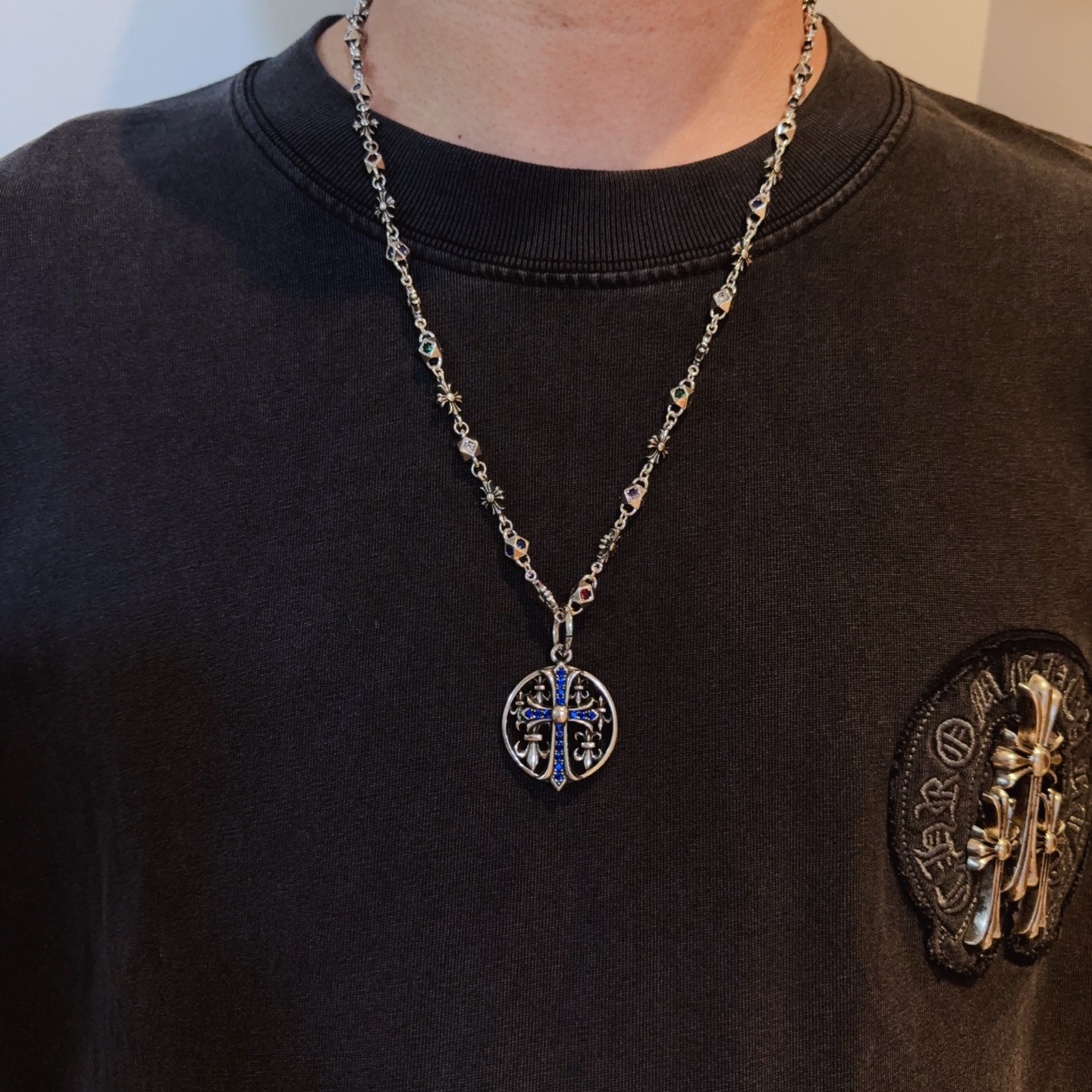 NO:581961,New [Counter Quality] Chrome Hearts Classic Retro Cross Colored Diamond Necklace, Blue Diamond T-frame Pendant, Concave-convex Shape Different Pattern Design Styles, Presenting a Distinctive Cross and Scout Flower are Chrome Hearts’ Symbols, So They Are More Enduring. Genuine pattern-printed Chrome Hearts distinguishes the ordinary light version in the market. Match the standard quality. Look at the printing details. The degree of retro gray oxidation. Seiko version!  !  !  Purely handmade ~ Authentic open mold fashion essentials. Can be worn by both men and women. Same style for couples. Official website original. Rock punk Thai silver style. Retro elements. Trendy and versatile!  , jewelry boutique, chrome hearts, chrome hearts, necklace19860909新款【专柜品质】Chrome Hearts克罗心经典复古十字架彩钻项链 ,蓝钻丁字架吊坠,凹凸造型不同的花纹设计风格 呈现出与众不同 十字架 童军花是克罗心的志 所以更经久不衰 正品打版Chrome Hearts克罗心 区别市场普通轻版 对版对标品质 看字印细节 复古做旧灰氧程度.精工版本！！！ 纯手工打造 ～正品开模潮流时尚必备 男女均可佩戴 情侣同款 官网原版 摇滚朋克泰银风格 复古元素 潮流百搭！,饰品精品,chrome hearts,chrome hearts,necklace,Jewelry