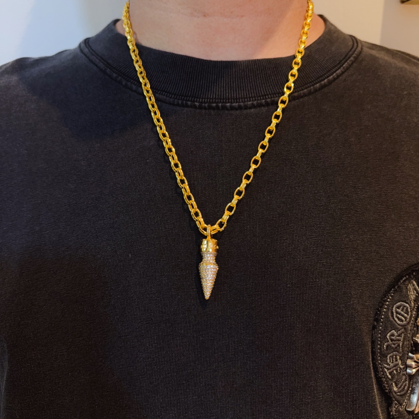 NO:581964,New [counter quality] Chrome Hearts classic retro gold letter necklace, full diamond bullet pendant, concave and convex shapes with different pattern design styles, showing a distinctive cross and the Scout flower is the symbol of Chrome Hearts, so it is more durable. Genuine patterned Chrome Hearts distinguishes the ordinary light version in the market. Match the version and benchmark quality. Look at the printing details, the degree of retro ash oxidation. Seiko version!  !  !  Purely handmade ~ Authentic open mold fashion essentials. Can be worn by both men and women. Same style for couples. Official website original. Rock punk Thai silver style. Retro elements. Trendy and versatile!  , jewelry boutique, chrome hearts, chrome hearts, necklace, gold19860909新款【专柜品质】Chrome Hearts克罗心经典复古黄金色字母项链 ,满钻子弹吊坠,凹凸造型不同的花纹设计风格 呈现出与众不同 十字架 童军花是克罗心的志 所以更经久不衰 正品打版Chrome Hearts克罗心 区别市场普通轻版 对版对标品质 看字印细节 复古做旧灰氧程度.精工版本！！！ 纯手工打造 ～正品开模潮流时尚必备 男女均可佩戴 情侣同款 官网原版 摇滚朋克泰银风格 复古元素 潮流百搭！,饰品精品,chrome hearts,chrome hearts,necklace,gold,Jewelry