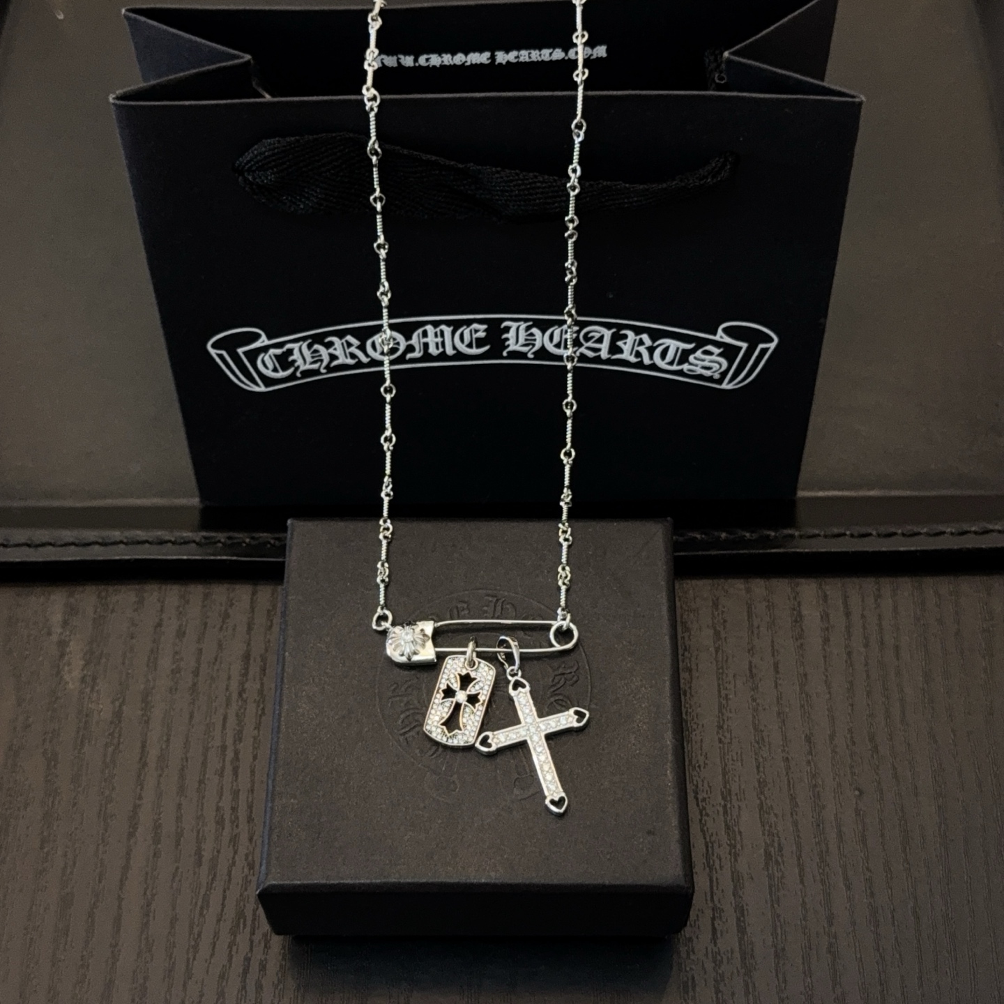 NO:575281,New [counter quality] Chrome Hearts Classic Retro Pin Cross Necklace, with different concave and convex shapes and pattern design styles, showing a distinctive cross. The Scout flower is the symbol of Chrome Hearts, so it is more durable. Genuine pattern-printed Chrome Hearts distinguishes the ordinary light version in the market. Check the quality of the version. Look at the printing details, the degree of retro gray oxidation. Seiko version!  !  !  Purely handmade ~ Authentic open mold fashion essentials. Can be worn by both men and women. Same style for couples. Official website original. Rock punk Thai silver style. Retro elements. Trendy and versatile!  , jewelry boutique, chrome hearts, chrome hearts, necklace19860909新款【专柜品质】Chrome Hearts克罗心经典复古别针十字架项链 ,凹凸造型不同的花纹设计风格 呈现出与众不同 十字架 童军花是克罗心的志 所以更经久不衰 正品打版Chrome Hearts克罗心 区别市场普通轻版 对版对标品质 看字印细节 复古做旧灰氧程度.精工版本！！！ 纯手工打造 ～正品开模潮流时尚必备 男女均可佩戴 情侣同款 官网原版 摇滚朋克泰银风格 复古元素 潮流百搭！,饰品精品,chrome hearts,chrome hearts,necklace,Jewelry