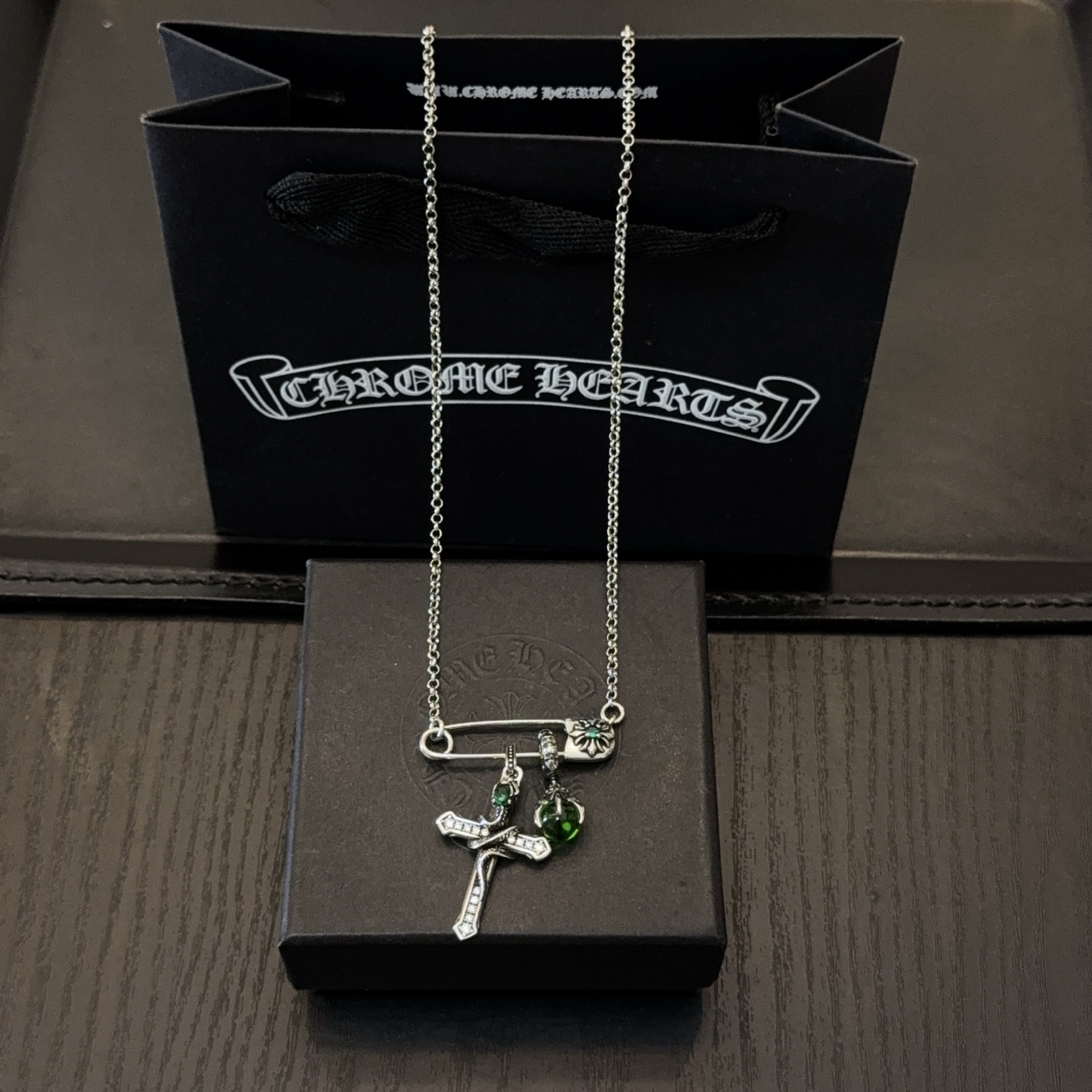 NO:581974,New [counter quality] Chrome Hearts Classic Retro Pin Cross Necklace, with different concave and convex shapes and pattern design styles, showing a distinctive cross. The Scout flower is the symbol of Chrome Hearts, so it is more durable. Genuine pattern-printed Chrome Hearts distinguishes the ordinary light version in the market. Check the quality of the version. Look at the printing details, the degree of retro gray oxidation. Seiko version!  !  !  Purely handmade ~ Authentic open mold fashion essentials. Can be worn by both men and women. Same style for couples. Official website original. Rock punk Thai silver style. Retro elements. Trendy and versatile!  , jewelry boutique, chrome hearts, chrome hearts, necklace19860909新款【专柜品质】Chrome Hearts克罗心经典复古别针十字架项链 ,凹凸造型不同的花纹设计风格 呈现出与众不同 十字架 童军花是克罗心的志 所以更经久不衰 正品打版Chrome Hearts克罗心 区别市场普通轻版 对版对标品质 看字印细节 复古做旧灰氧程度.精工版本！！！ 纯手工打造 ～正品开模潮流时尚必备 男女均可佩戴 情侣同款 官网原版 摇滚朋克泰银风格 复古元素 潮流百搭！,饰品精品,chrome hearts,chrome hearts,necklace,Jewelry