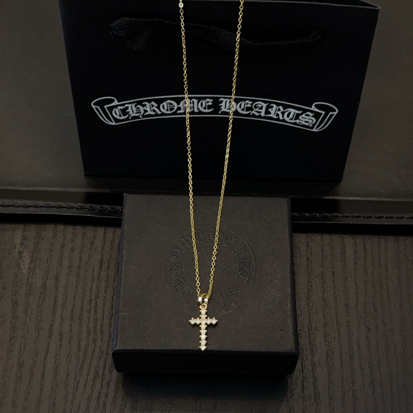 NO:581977,The new [counter quality] Chrome Hearts Classic Retro Cross Necklace, with different concave and convex shapes, different pattern design styles, showing a distinctive cross and the Scout flower is the symbol of Chrome Hearts, so it is more durable. Genuine pattern-printed Chrome Hearts distinguishes the ordinary light version in the market. Match the version and standard quality. Look at the printing details, the degree of retro gray oxidation. Seiko version!  !  !  Purely handmade ~ Authentic open mold fashion essentials. Can be worn by both men and women. Same style for couples. Official website original. Rock punk Thai silver style. Retro elements. Trendy and versatile!  , jewelry boutique, chrome hearts, chrome hearts, necklace19860909新款【专柜品质】Chrome Hearts克罗心经典复古十字架项链 ,凹凸造型不同的花纹设计风格 呈现出与众不同 十字架 童军花是克罗心的志 所以更经久不衰 正品打版Chrome Hearts克罗心 区别市场普通轻版 对版对标品质 看字印细节 复古做旧灰氧程度.精工版本！！！ 纯手工打造 ～正品开模潮流时尚必备 男女均可佩戴 情侣同款 官网原版 摇滚朋克泰银风格 复古元素 潮流百搭！,饰品精品,chrome hearts,chrome hearts,necklace,Jewelry