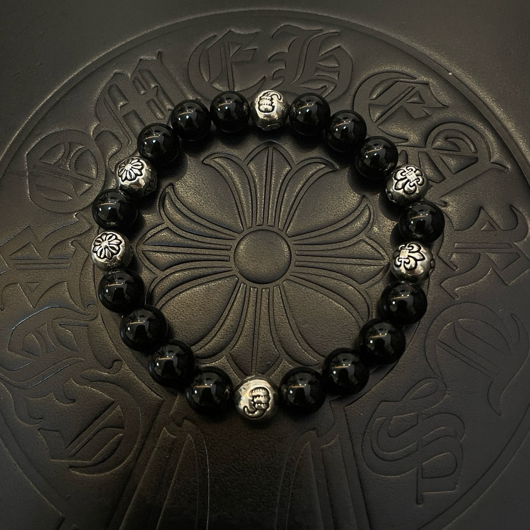 NO:582482,New [counter quality] Chrome Hearts Classic retro multi-element obsidian bracelet, bracelet, concave and convex shapes with different pattern design styles, showing a distinctive cross. The Scout flower is the symbol of Chrome Hearts, so it is more durable. Genuine pattern-printed Chrome Hearts distinguishes the ordinary light version on the market. Match the version and benchmark quality. Look at the printing details. The degree of retro gray oxidation. Seiko version!  !  !  Purely handmade ~ Authentic open mold fashion essentials. Can be worn by both men and women. Same style for couples. Official website original. Rock punk Thai silver style. Retro elements. Trendy and versatile!  , jewelry boutique, chrome hearts, chrome hearts, bracelet19860909新款【专柜品质】Chrome Hearts克罗心 经典复古多元素黑曜石手链 手串,凹凸造型不同的花纹设计风格 呈现出与众不同 十字架 童军花是克罗心的志 所以更经久不衰 正品打版Chrome Hearts克罗心 区别市场普通轻版 对版对标品质 看字印细节 复古做旧灰氧程度.精工版本！！！ 纯手工打造 ～正品开模潮流时尚必备 男女均可佩戴 情侣同款 官网原版 摇滚朋克泰银风格 复古元素 潮流百搭！,饰品精品,chrome hearts,chrome hearts,bracelet,Jewelry