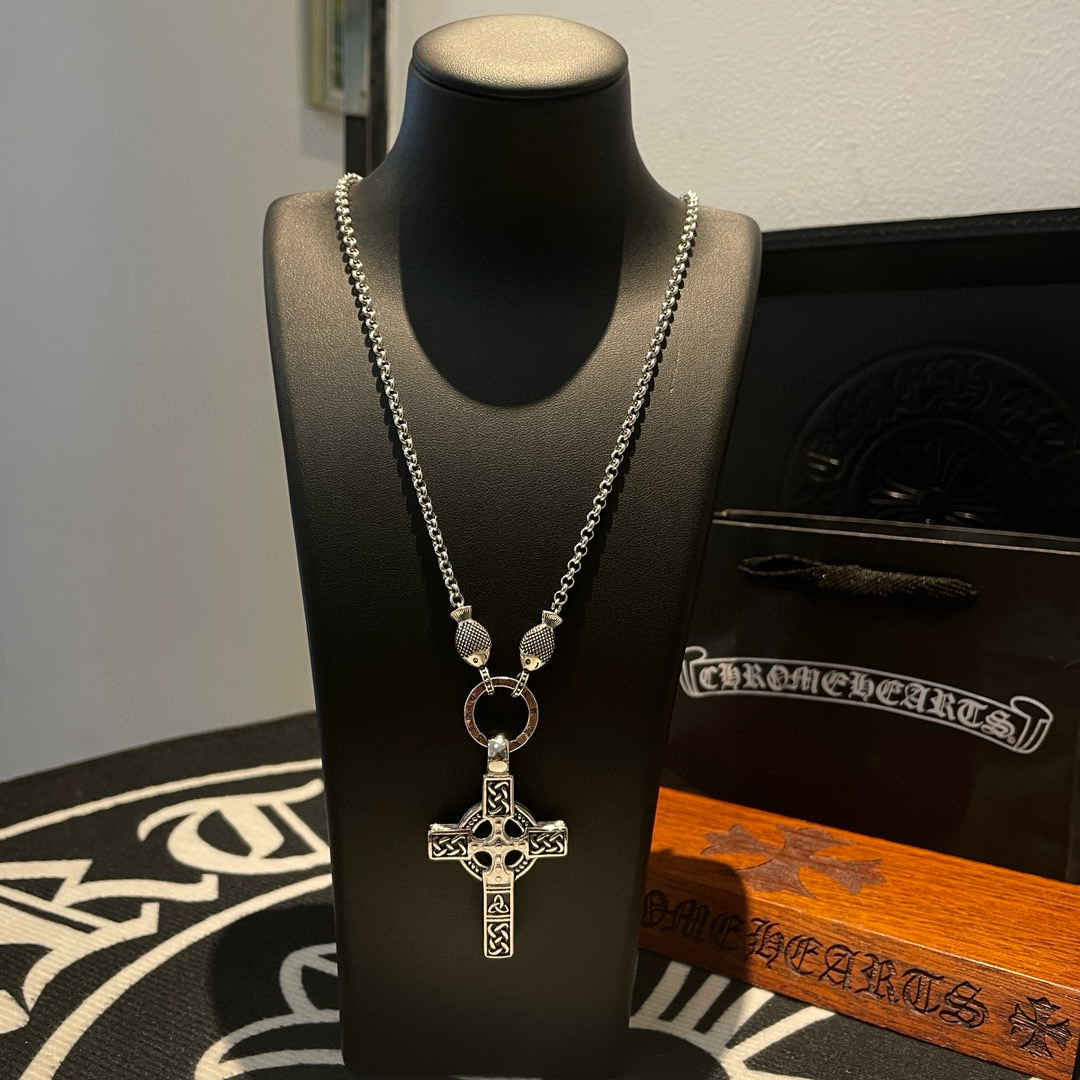 NO:582502,Batch Douyin/Kuaishou/ins/Xiaohongshu/live broadcast popular, new [counter quality] Chrome Hearts Pisces Necklace, cross pendant, different concave and convex shapes, pattern design style, showing a distinctive cross. The Scout flower is the symbol of Chrome Hearts, so it is more durable. Genuine patterned Chrome Hearts distinguishes the ordinary light version in the market. Match the standard quality. Look at the printing details. The degree of retro gray oxidation. Seiko version!  !  !  Purely handmade ~ Authentic open mold fashion essentials. Can be worn by both men and women. Same style for couples. Official website original. Rock punk Thai silver style. Retro elements. Trendy and versatile!  , jewelry boutique, chrome hearts, chrome hearts, necklace19860909批 抖音/快手/ins/小红书/直播热门 ,新款【专柜品质】Chrome Hearts克罗心双鱼项链 ,十字架吊坠,凹凸造型不同的花纹设计风格 呈现出与众不同 十字架 童军花是克罗心的志 所以更经久不衰 正品打版Chrome Hearts克罗心 区别市场普通轻版 对版对标品质 看字印细节 复古做旧灰氧程度.精工版本！！！ 纯手工打造 ～正品开模潮流时尚必备 男女均可佩戴 情侣同款 官网原版 摇滚朋克泰银风格 复古元素 潮流百搭！,饰品精品,chrome hearts,chrome hearts,necklace,Jewelry