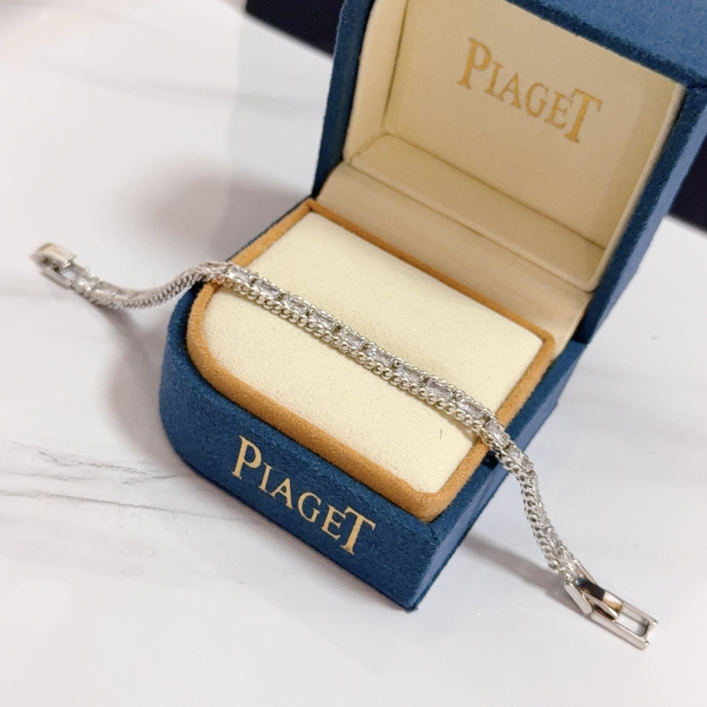 p178
   Piaget伯爵手链 高端定制版本 镶嵌钻工艺 ,V金材质 ,细节处尽显奢华。金属质感与纹理相互映衬,光线之下,熠熠生辉,体现了奢华与典雅的气质。无论是商务场合还是甜蜜约会都能凸显精致和优雅~上手都太美了,绝对是你的梦中情镯。