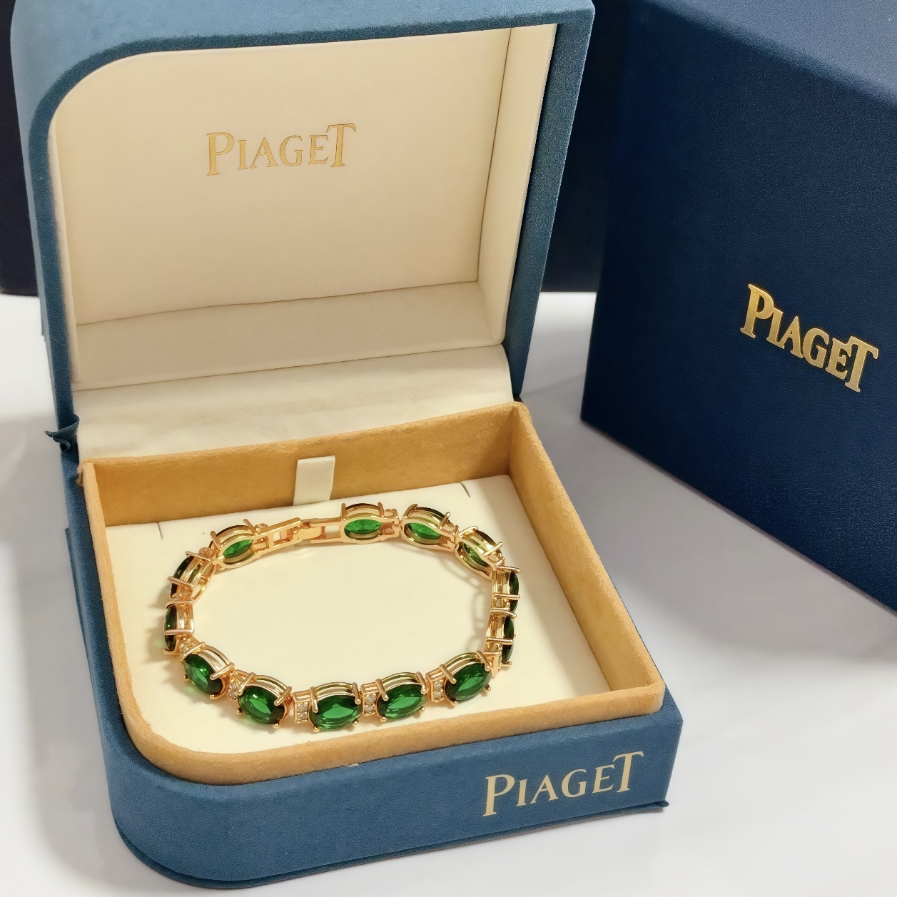 NO:582598,Piaget green diamond bracelet, high-end customized version, inlaid with diamond technology, made of V gold material, showing luxury in every detail. The metal texture and texture complement each other, shining under the light, reflecting the luxury and elegance. Whether it is a business occasion or a sweet date, it can highlight the delicacy and elegance~ It is so beautiful to get it, it is definitely your dream bracelet., jewelry boutique, Piaget, bracelet19860909Piaget伯爵绿钻手链,高端定制版本 镶嵌钻工艺 ,V金材质 ,细节处尽显奢华.金属质感与纹理相互映衬,光线之下,熠熠生辉,体现了奢华与典雅的气质.无论是商务场合还是甜蜜约会都能凸显精致和优雅~上手都太美了,绝对是你的梦中情镯.,饰品精品,piaget,bracelet,Jewelry