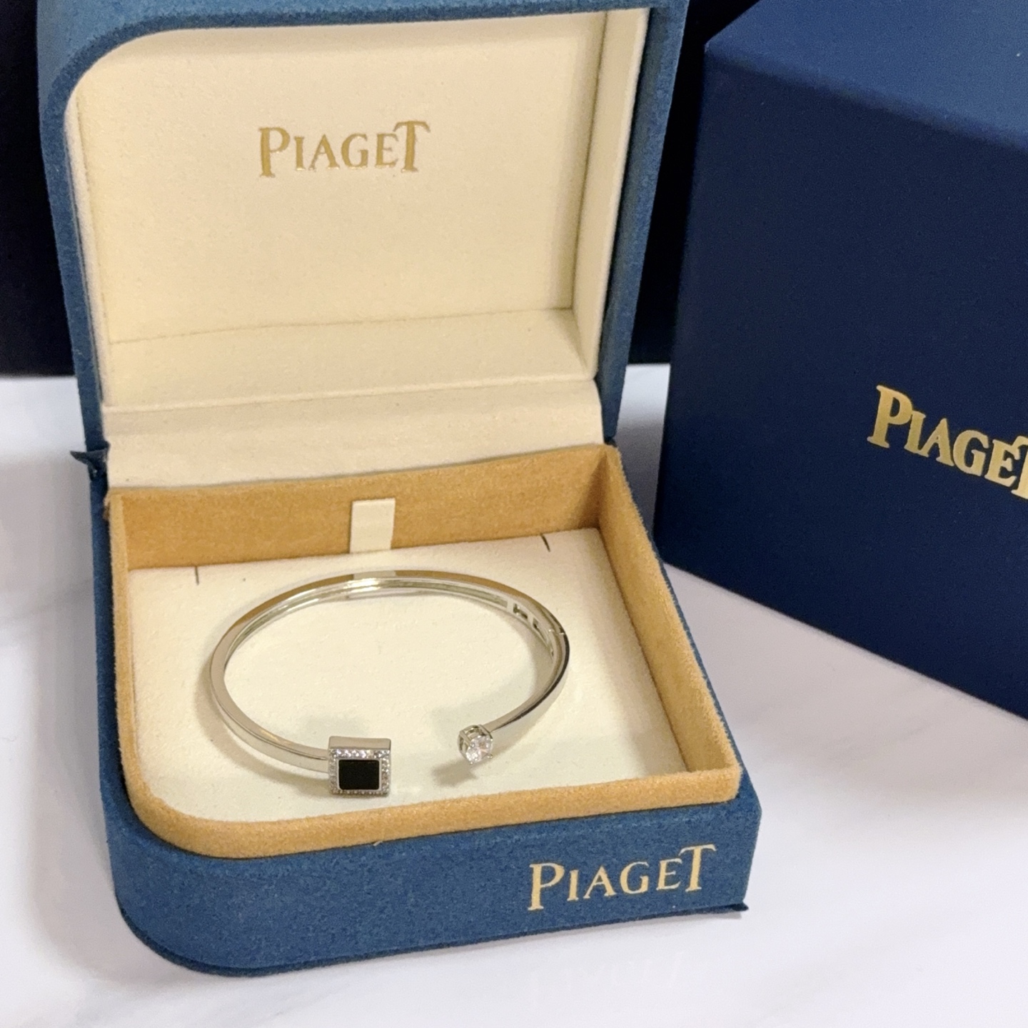 NO:582605,Piaget bracelet, high-end customized version, inlaid with diamonds, made of V gold material, showing luxury in every detail. The metal texture and texture complement each other, shining under the light, reflecting the luxury and elegance. Whether it is a business occasion or a sweet date, it can highlight the delicacy and elegance~ It is so beautiful to get it, it is definitely your dream bracelet., jewelry boutique, Piaget, bracelet19860909Piaget伯爵手镯, 高端定制版本 镶嵌钻工艺 ,V金材质 ,细节处尽显奢华.金属质感与纹理相互映衬,光线之下,熠熠生辉,体现了奢华与典雅的气质.无论是商务场合还是甜蜜约会都能凸显精致和优雅~上手都太美了,绝对是你的梦中情镯.,饰品精品,piaget,bracelet,Jewelry