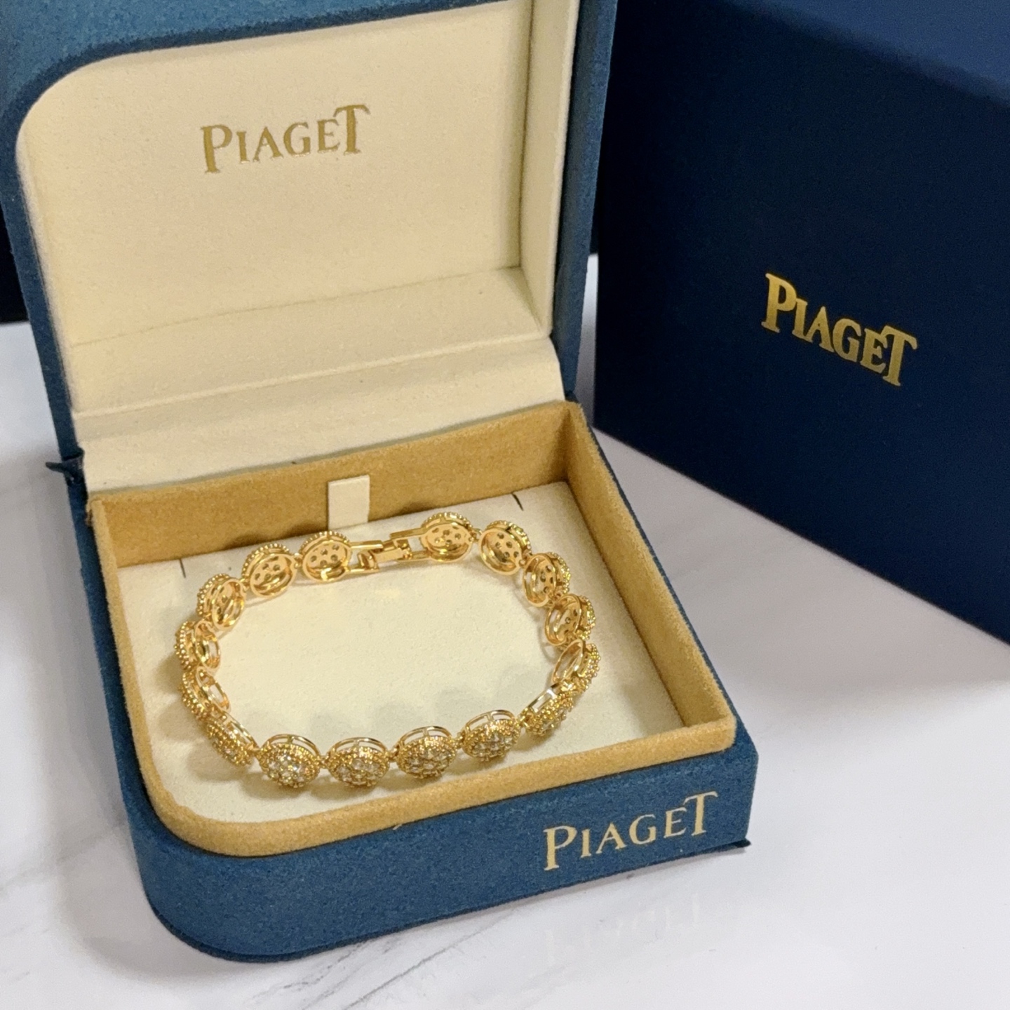 NO:582610,Piaget bracelet, high-end customized version, inlaid with diamonds, made of V gold material, showing luxury in every detail. The metal texture and texture complement each other, shining under the light, reflecting the luxury and elegance. Whether it is a business occasion or a sweet date, it can highlight the delicacy and elegance~ It is so beautiful to get it, it is definitely your dream bracelet., jewelry boutique, Piaget, bracelet19860909Piaget伯爵手链,高端定制版本 镶嵌钻工艺 ,V金材质 ,细节处尽显奢华.金属质感与纹理相互映衬,光线之下,熠熠生辉,体现了奢华与典雅的气质.无论是商务场合还是甜蜜约会都能凸显精致和优雅~上手都太美了,绝对是你的梦中情镯.,饰品精品,piaget,bracelet,Jewelry