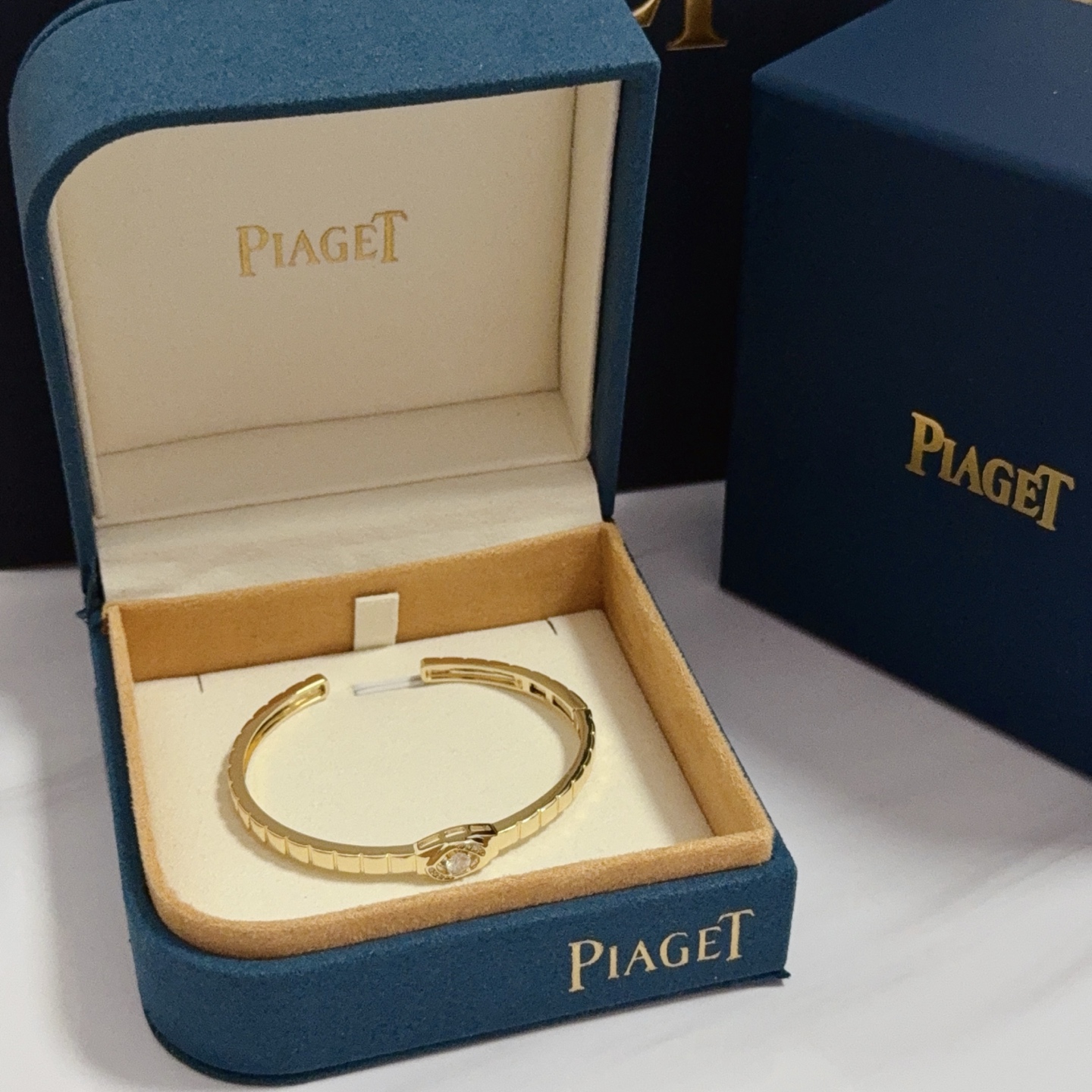 NO:582613,Piaget bracelet, high-end customized version, inlaid with diamonds, made of V gold material, showing luxury in every detail. The metal texture and texture complement each other, shining under the light, reflecting the luxury and elegance. Whether it is a business occasion or a sweet date, it can highlight the delicacy and elegance~ It is so beautiful to get it, it is definitely your dream bracelet., jewelry boutique, Piaget, bracelet19860909Piaget伯爵手镯, 高端定制版本 镶嵌钻工艺 ,V金材质 ,细节处尽显奢华.金属质感与纹理相互映衬,光线之下,熠熠生辉,体现了奢华与典雅的气质.无论是商务场合还是甜蜜约会都能凸显精致和优雅~上手都太美了,绝对是你的梦中情镯.,饰品精品,piaget,bracelet,Jewelry