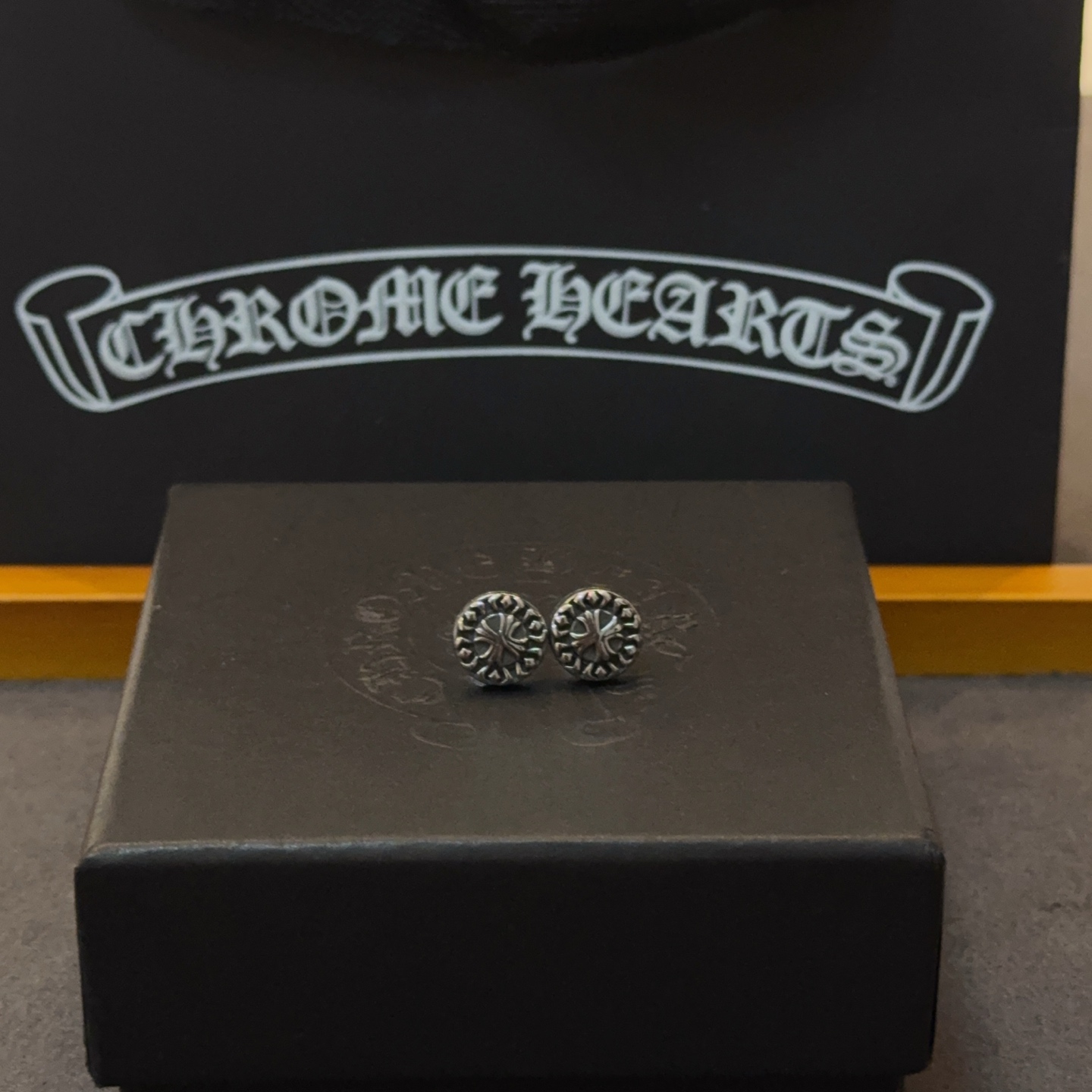 NO:582924,New [counter quality] Chrome Hearts Classic retro cross earrings. Concave and convex shapes with different pattern design styles, showing a distinctive cross. The Scout flower is the symbol of Chrome Hearts, so it is more durable. Genuine pattern-printed Chrome Hearts distinguishes the ordinary light version in the market. Check the quality of the version. Look at the printing details. The degree of retro gray oxidation. Seiko version!  !  !  Purely handmade ~ Authentic open mold fashion essentials. Can be worn by both men and women. Same style for couples. Official website original. Rock punk Thai silver style. Retro elements. Trendy and versatile!  , jewelry boutique, chrome hearts, chrome hearts19860909新款【专柜品质】Chrome Hearts克罗心 经典复古十字架耳钉 凹凸造型不同的花纹设计风格 呈现出与众不同 十字架 童军花是克罗心的志 所以更经久不衰 正品打版Chrome Hearts克罗心 区别市场普通轻版 对版对标品质 看字印细节 复古做旧灰氧程度.精工版本！！！ 纯手工打造 ～正品开模潮流时尚必备 男女均可佩戴 情侣同款 官网原版 摇滚朋克泰银风格 复古元素 潮流百搭！,饰品精品,chrome hearts,chrome hearts,Jewelry