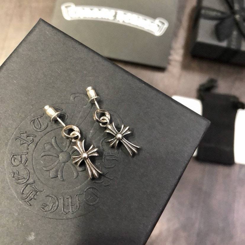 NO:575800,New [counter quality] Chrome Hearts Classic Retro Cross Earrings. Concave and convex shapes with different pattern design styles, showing a distinctive cross. The Scout flower is the symbol of Chrome Hearts, so it is more durable. The genuine patterned Chrome Hearts necklace is different from the ordinary light version in the market. Match the version to the standard quality. Look at the printing details. The degree of retro gray oxidation. Seiko version!  !  !  Purely handmade ~ Authentic open mold fashion essentials. Can be worn by both men and women. Same style for couples. Official website original. Rock punk Thai silver style. Retro elements. Trendy and versatile!  , jewelry boutique, chrome hearts, chrome hearts, necklace19860909新款【专柜品质】Chrome Hearts克罗心经典复古十字架耳钉 凹凸造型不同的花纹设计风格 呈现出与众不同 十字架 童军花是克罗心的标志 所以更经久不衰 正品打版Chrome Hearts克罗心项链区别市场普通轻版 对版对标品质 看字印细节 复古做旧灰氧程度.精工版本！！！ 纯手工打造 ～正品开模潮流时尚必备 男女均可佩戴 情侣同款 官网原版 摇滚朋克泰银风格 复古元素 潮流百搭！,饰品精品,chrome hearts,chrome hearts,necklace,Jewelry