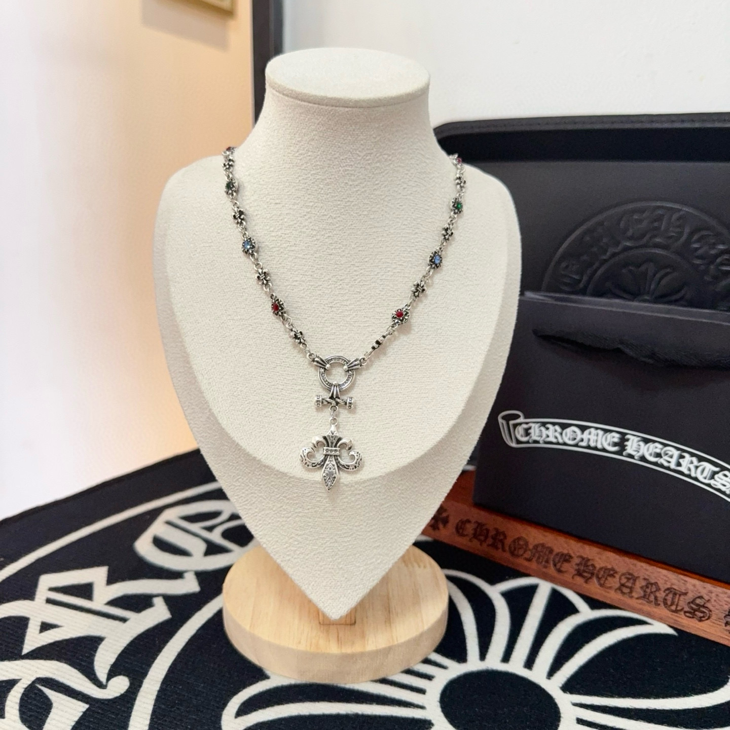 NO:583551,New [counter quality] Chrome Hearts Scout Flower Diamond Necklace. The different concave and convex shapes have different pattern design styles, showing a distinctive cross. The Scout flower is the symbol of Chrome Hearts, so it is more durable. Genuine pattern-printed Chrome Hearts distinguishes the ordinary light version in the market. Match the standard quality. Look at the printing details. The degree of retro gray oxidation. Seiko version!  !  !  Purely handmade ~ Authentic open mold fashion essentials. Can be worn by both men and women. Same style for couples. Official website original. Rock punk Thai silver style. Retro elements. Trendy and versatile!  , jewelry boutique, chrome hearts, chrome hearts, necklace19860909新款【专柜品质】Chrome Hearts克罗心童军花彩钻项链 .凹凸造型不同的花纹设计风格 呈现出与众不同 十字架 童军花是克罗心的志 所以更经久不衰 正品打版Chrome Hearts克罗心 区别市场普通轻版 对版对标品质 看字印细节 复古做旧灰氧程度.精工版本！！！ 纯手工打造 ～正品开模潮流时尚必备 男女均可佩戴 情侣同款 官网原版 摇滚朋克泰银风格 复古元素 潮流百搭！,饰品精品,chrome hearts,chrome hearts,necklace,Jewelry