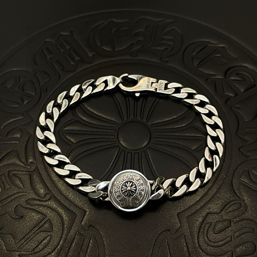 NO:583560,Batch of new [counter quality] Chrome Hearts Chrome Smart Horseshoe Print Bracelet, different concave and convex shapes and pattern design styles are unique. The cross scout flower is the symbol of Chrome Hearts, so it is more durable. The genuine patterned Chrome Hearts Chrome Hearts Necklace is different from the ordinary light version in the market. Match the version and standard quality. Look at the printing details. The degree of retro gray oxidation. Seiko version!  , jewelry boutique, chrome hearts, chrome hearts, necklace, bracelet19860909批 新款【专柜品质】Chrome Hearts克罗灵动马蹄印手链,凹凸造型不同的花纹设计风格呈现出与众不同 十字架童军花是克罗心的标志 所以更经久不衰 正品打版Chrome Hearts克罗心项链区别市场普通轻版 对版对标品质 看字印细节 复古做旧灰氧程度.精工版本！,饰品精品,chrome hearts,chrome hearts,necklace,bracelet,Jewelry