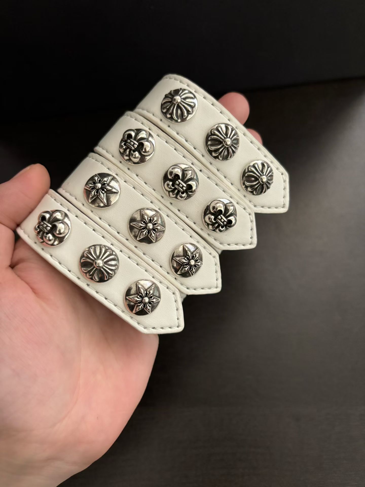 NO:575763,Counter quality Chrome Hearts leather rope bracelet, with different concave and convex shapes, different pattern design styles, showing a distinctive cross. The Scout flower is the symbol of Chrome Hearts, so it is more durable. The genuine pattern-printed Chrome Hearts Chrome Hearts necklace is different from the ordinary light version in the market. Check the version and standard quality. Look at the printing details, the degree of retro gray oxidation. Seiko version!  !  !  Purely handmade ~ Authentic open mold fashion essentials. Can be worn by both men and women. Same style for couples. Official website original. Rock punk Thai silver style. Retro elements. Trendy and versatile!  , jewelry boutique, chrome hearts, chrome hearts, necklace, bracelet19860909专柜品质Chrome Hearts克罗心皮绳手链,凹凸造型不同的花纹设计风格 呈现出与众不同 十字架 童军花是克罗心的志 所以更经久不衰 正品打版Chrome Hearts克罗心项链区别市场普通轻版 对版对标品质 看字印细节 复古做旧灰氧程度.精工版本！！！ 纯手工打造 ～正品开模潮流时尚必备 男女均可佩戴 情侣同款 官网原版 摇滚朋克泰银风格 复古元素 潮流百搭！,饰品精品,chrome hearts,chrome hearts,necklace,bracelet,Jewelry