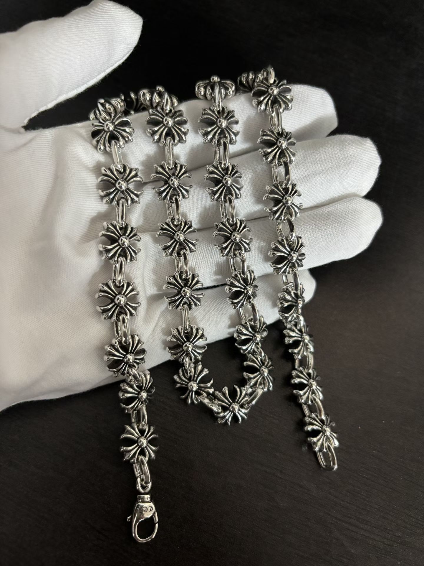 NO:583498,New [counter quality] Chrome Hearts classic retro cross thick version necklace, concave and convex shapes with different pattern design styles, showing a distinctive cross and the Scout flower is the symbol of Chrome Hearts, so it is more durable. Genuine pattern-printed Chrome Hearts distinguishes the ordinary light version in the market. Check the quality of the version. Look at the printing details, the degree of retro gray oxidation. Seiko version!  !  !  Purely handmade ~ Authentic open mold fashion essentials. Can be worn by both men and women. Same style for couples. Official website original. Rock punk Thai silver style. Retro elements. Trendy and versatile!  , jewelry boutique, chrome hearts, chrome hearts, necklace19860909新款【专柜品质】Chrome Hearts克罗心 经典复古十字架粗版项链 凹凸造型不同的花纹设计风格 呈现出与众不同 十字架 童军花是克罗心的志 所以更经久不衰 正品打版Chrome Hearts克罗心 区别市场普通轻版 对版对标品质 看字印细节 复古做旧灰氧程度.精工版本！！！ 纯手工打造 ～正品开模潮流时尚必备 男女均可佩戴 情侣同款 官网原版 摇滚朋克泰银风格 复古元素 潮流百搭！,饰品精品,chrome hearts,chrome hearts,necklace,Jewelry