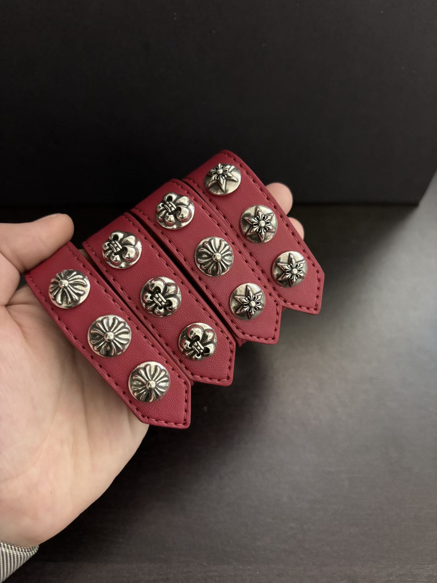 NO:583501,Counter-quality Chrome Hearts red leather rope bracelet, with different concave and convex shapes, different pattern design styles, showing a distinctive cross. The Scout flower is the symbol of Chrome Hearts, so it is more durable. The genuine pattern-printed Chrome Hearts Chrome Hearts necklace is different from the ordinary light version in the market. Check the version and standard quality. Look at the printing details. The degree of retro gray oxidation. Seiko version!  !  !  Purely handmade ~ Authentic open mold fashion essentials. Can be worn by both men and women. Same style for couples. Official website original. Rock punk Thai silver style. Retro elements. Trendy and versatile!  , jewelry boutique, chrome hearts, chrome hearts, necklace, bracelet19860909专柜品质Chrome Hearts克罗心红皮绳手链,凹凸造型不同的花纹设计风格 呈现出与众不同 十字架 童军花是克罗心的志 所以更经久不衰 正品打版Chrome Hearts克罗心项链区别市场普通轻版 对版对标品质 看字印细节 复古做旧灰氧程度.精工版本！！！ 纯手工打造 ～正品开模潮流时尚必备 男女均可佩戴 情侣同款 官网原版 摇滚朋克泰银风格 复古元素 潮流百搭！,饰品精品,chrome hearts,chrome hearts,necklace,bracelet,Jewelry