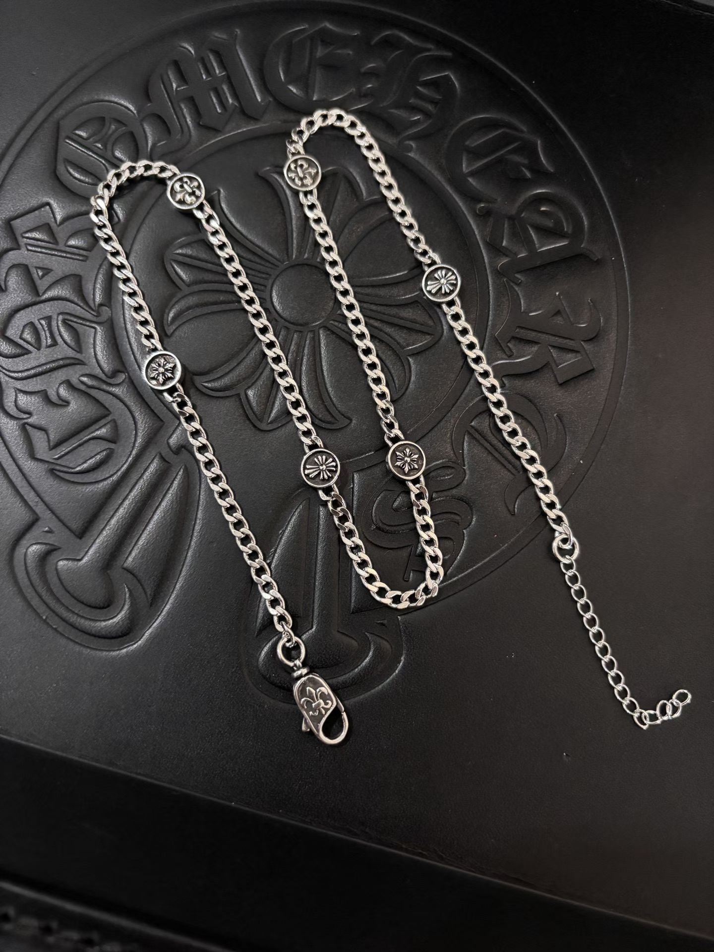 NO:583509,New [counter quality] Chrome Hearts Classic retro cross multi-element thick version necklace. Concave and convex shapes with different pattern design styles, showing a distinctive cross. The Scout flower is the symbol of Chrome Hearts, so it is more durable. Genuine pattern-printed Chrome Hearts distinguishes the ordinary light version in the market. Match the version and standard quality. Look at the printing details. The degree of retro gray oxidation. Seiko version!  !  !  Purely handmade ~ Authentic open mold fashion essentials. Can be worn by both men and women. Same style for couples. Official website original. Rock punk Thai silver style. Retro elements. Trendy and versatile!  , jewelry boutique, chrome hearts, chrome hearts, necklace19860909新款【专柜品质】Chrome Hearts克罗心 经典复古十字架多元素粗版项链 凹凸造型不同的花纹设计风格 呈现出与众不同 十字架 童军花是克罗心的志 所以更经久不衰 正品打版Chrome Hearts克罗心 区别市场普通轻版 对版对标品质 看字印细节 复古做旧灰氧程度.精工版本！！！ 纯手工打造 ～正品开模潮流时尚必备 男女均可佩戴 情侣同款 官网原版 摇滚朋克泰银风格 复古元素 潮流百搭！,饰品精品,chrome hearts,chrome hearts,necklace,Jewelry