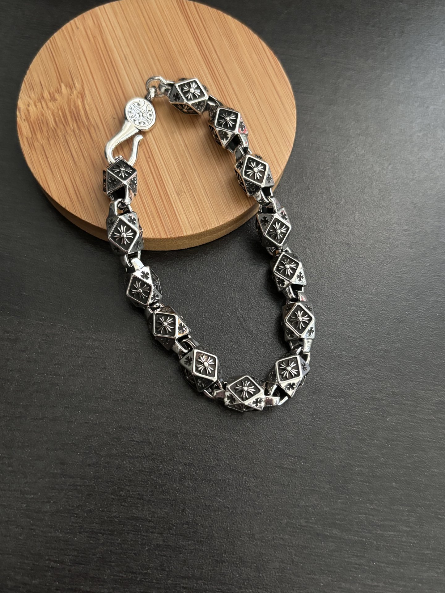 NO:575765,New [counter quality] Chrome Hearts Classic retro cross thick version bracelet, concave and convex shapes with different pattern design styles, showing a distinctive cross. The Scout flower is the symbol of Chrome Hearts, so it is more durable. Genuine pattern-printed Chrome Hearts distinguishes the ordinary light version in the market. Check the quality of the version. Look at the printing details, the degree of retro gray oxidation. Seiko version!  !  !  Purely handmade ~ Authentic open mold fashion essentials. Can be worn by both men and women. Same style for couples. Official website original. Rock punk Thai silver style. Retro elements. Trendy and versatile!  , jewelry boutique, chrome hearts, chrome hearts, bracelet19860909新款【专柜品质】Chrome Hearts克罗心 经典复古十字架粗版手链 凹凸造型不同的花纹设计风格 呈现出与众不同 十字架 童军花是克罗心的志 所以更经久不衰 正品打版Chrome Hearts克罗心 区别市场普通轻版 对版对标品质 看字印细节 复古做旧灰氧程度.精工版本！！！ 纯手工打造 ～正品开模潮流时尚必备 男女均可佩戴 情侣同款 官网原版 摇滚朋克泰银风格 复古元素 潮流百搭！,饰品精品,chrome hearts,chrome hearts,bracelet,Jewelry