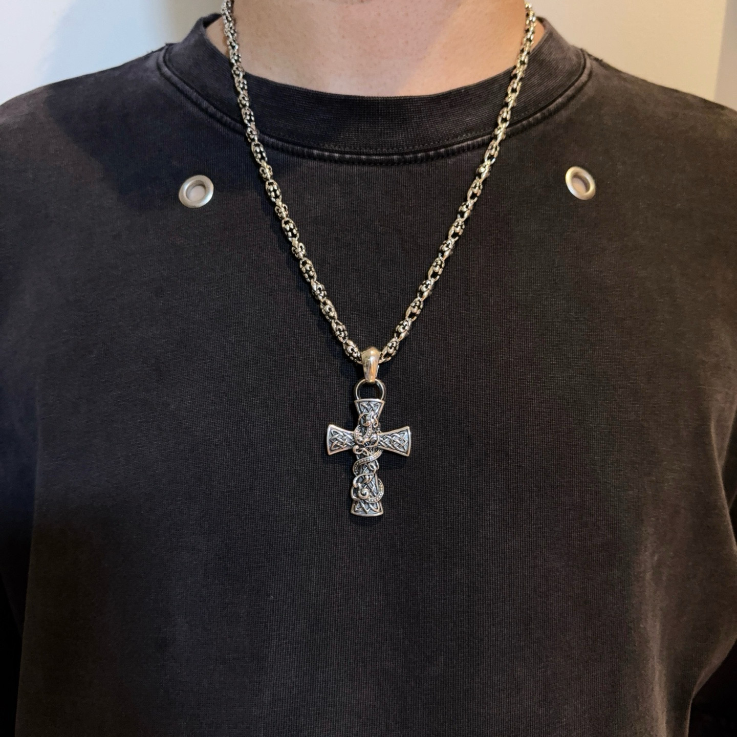 NO:575775,New [Counter Quality] Chrome Hearts Necklace, Dragon Cross Pendant. The different concave and convex shapes have different pattern design styles. The cross scout flower is the symbol of Chrome Hearts, so it is more durable. The genuine patterned Chrome Hearts Necklace is different from the ordinary light version in the market. Match the version and standard quality. Look at the printing details. The degree of retro gray oxidation. Seiko version!  , jewelry boutique, chrome hearts, chrome hearts, necklace19860909新款【专柜品质】Chrome Hearts克罗心项链 龙腾十字架吊坠 凹凸造型不同的花纹设计风格呈现出与众不同 十字架童军花是克罗心的标志 所以更经久不衰 正品打版Chrome Hearts克罗心项链区别市场普通轻版 对版对标品质 看字印细节 复古做旧灰氧程度.精工版本！,饰品精品,chrome hearts,chrome hearts,necklace,Jewelry