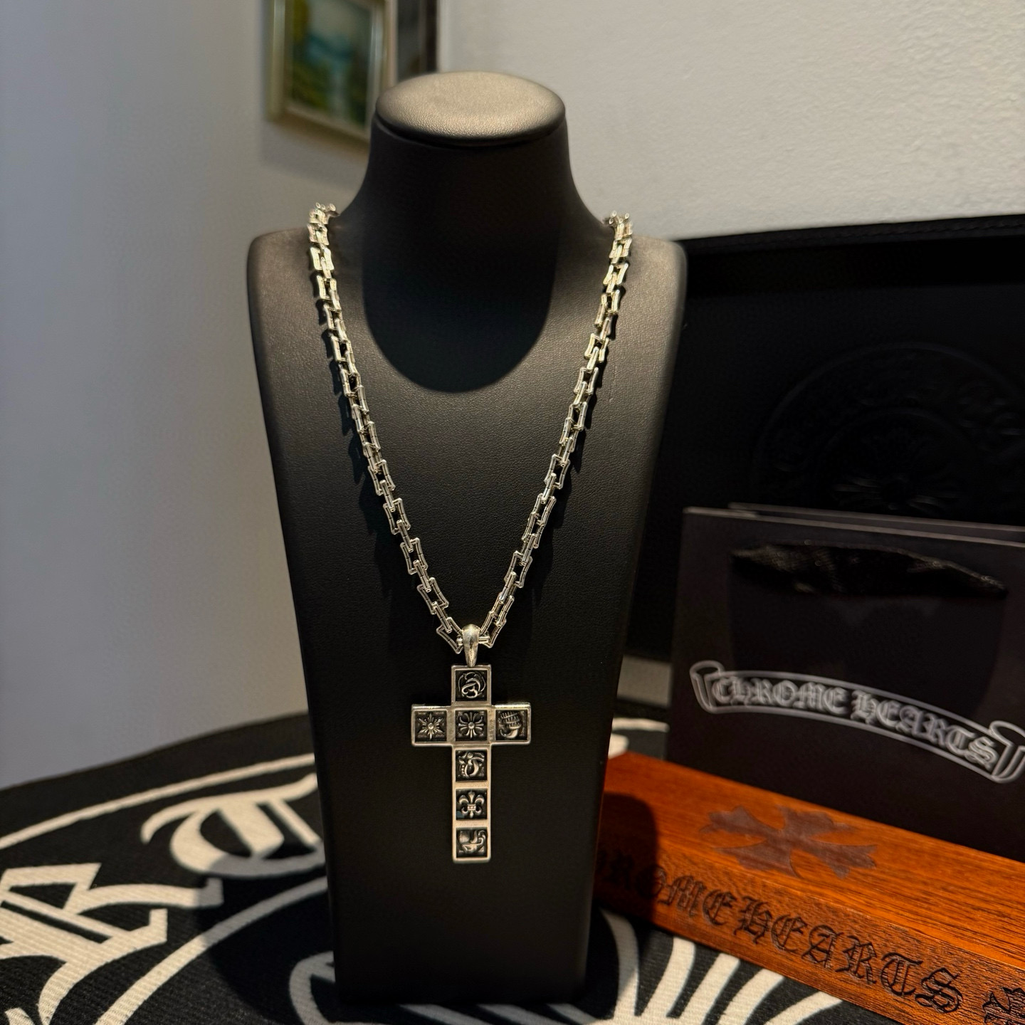 NO:583525,[Counter quality] Chrome Hearts necklace, multi-element cross pendant. Different pattern design styles with concave and convex shapes, showing a distinctive cross. The Scout flower is the symbol of Chrome Hearts, so it is more durable. Genuine pattern-printed Chrome Hearts distinguishes the ordinary light version in the market. Match the version and standard quality. Look at the printing details. The degree of retro gray oxidation. Seiko version!  !  !  Purely handmade ~ Authentic open mold fashion essentials. Can be worn by both men and women. Same style for couples. Official website original. Rock punk Thai silver style. Retro elements. Trendy and versatile!  , jewelry boutique, chrome hearts, chrome hearts, necklace19860909【专柜品质】Chrome Hearts克罗心项链,多元素十字架吊坠 凹凸造型不同的花纹设计风格 呈现出与众不同 十字架 童军花是克罗心的志 所以更经久不衰 正品打版Chrome Hearts克罗心 区别市场普通轻版 对版对标品质 看字印细节 复古做旧灰氧程度.精工版本！！！ 纯手工打造 ～正品开模潮流时尚必备 男女均可佩戴 情侣同款 官网原版 摇滚朋克泰银风格 复古元素 潮流百搭！,饰品精品,chrome hearts,chrome hearts,necklace,Jewelry