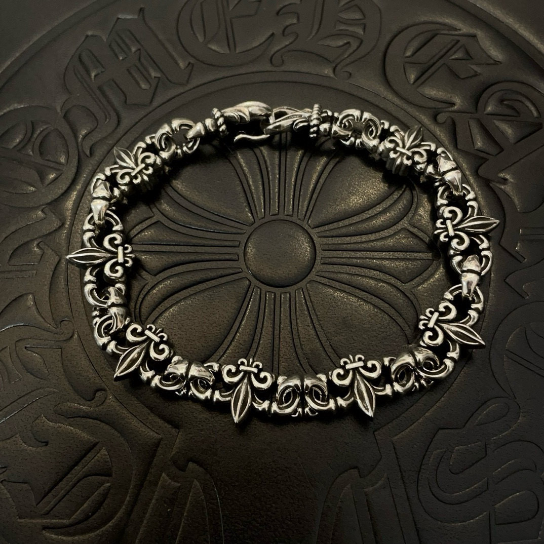 NO:583518,The first batch of new [counter quality] Chrome Hearts Classic Retro Scout Flower Bracelet. The concave and convex shapes have different pattern design styles, showing a distinctive cross. The Scout Flower is the symbol of Chrome Hearts, so it is more durable. Genuine pattern-printed Chrome Hearts distinguishes the ordinary light version in the market. Match the version and benchmark quality. Look at the printing details. The degree of retro gray oxidation. Seiko version!  !  !  Purely handmade ~ Authentic open mold fashion essentials. Can be worn by both men and women. Same style for couples. Official website original. Rock punk Thai silver style. Retro elements. Trendy and versatile!  , jewelry boutique, chrome hearts, chrome hearts, bracelet19860909批新款【专柜品质】Chrome Hearts克罗心经典复古童军花手链 凹凸造型不同的花纹设计风格 呈现出与众不同 十字架 童军花是克罗心的志 所以更经久不衰 正品打版Chrome Hearts克罗心 区别市场普通轻版 对版对标品质 看字印细节 复古做旧灰氧程度.精工版本！！！ 纯手工打造 ～正品开模潮流时尚必备 男女均可佩戴 情侣同款 官网原版 摇滚朋克泰银风格 复古元素 潮流百搭！,饰品精品,chrome hearts,chrome hearts,bracelet,Jewelry