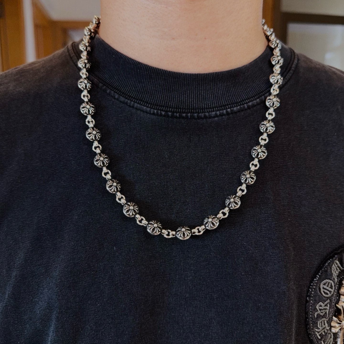 NO:583524,New [Counter Quality] Chrome Hearts Classic Retro Cross Flower Ball Large Thick Necklace. The concave and convex shapes have different pattern design styles, showing a distinctive cross. The Scout flower is the symbol of Chrome Hearts, so it is more durable. Authentic Chrome Hearts Chrome Hearts is different from the ordinary light version in the market. Check the quality of the version. Look at the printing details. The degree of retro gray oxidation. Seiko version!  !  !  Purely handmade ~ Authentic open mold fashion essentials. Can be worn by both men and women. Same style for couples. Official website original. Rock punk Thai silver style. Retro elements. Trendy and versatile!  , jewelry boutique, chrome hearts, chrome hearts, necklace19860909新款【专柜品质】Chrome Hearts克罗心经典复古十字花球大号粗项链 凹凸造型不同的花纹设计风格 呈现出与众不同 十字架 童军花是克罗心的志 所以更经久不衰 正品打版Chrome Hearts克罗心 区别市场普通轻版 对版对标品质 看字印细节 复古做旧灰氧程度.精工版本！！！ 纯手工打造 ～正品开模潮流时尚必备 男女均可佩戴 情侣同款 官网原版 摇滚朋克泰银风格 复古元素 潮流百搭！,饰品精品,chrome hearts,chrome hearts,necklace,Jewelry