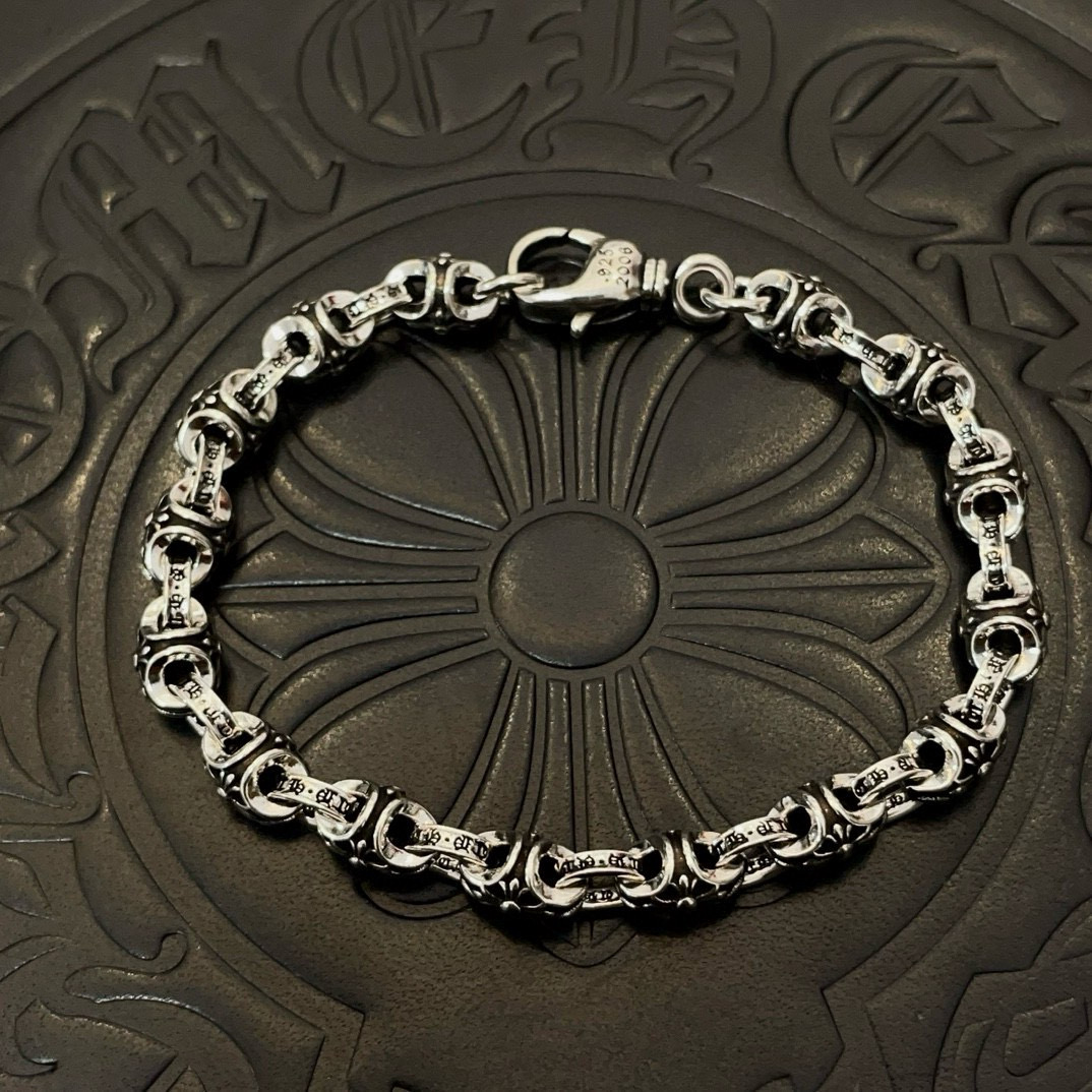 NO:583527,The first batch of new [counter quality] Chrome Hearts Classic Retro Multi-Element Cross Bracelet. Concave and convex shapes with different pattern design styles, showing a distinctive cross. The Scout flower is the symbol of Chrome Hearts, so it is more durable. Genuine pattern-printing Chrome Hearts distinguishes the ordinary light version in the market. Check the quality of the version. Look at the printing details. The degree of retro gray oxidation. Seiko version!  !  !  Purely handmade ~ Authentic open mold fashion essentials. Can be worn by both men and women. Same style for couples. Official website original. Rock punk Thai silver style. Retro elements. Trendy and versatile!  , jewelry boutique, chrome hearts, chrome hearts, bracelet19860909批新款【专柜品质】Chrome Hearts克罗心经典复古多元素十字架手串手链 凹凸造型不同的花纹设计风格 呈现出与众不同 十字架 童军花是克罗心的志 所以更经久不衰 正品打版Chrome Hearts克罗心 区别市场普通轻版 对版对标品质 看字印细节 复古做旧灰氧程度.精工版本！！！ 纯手工打造 ～正品开模潮流时尚必备 男女均可佩戴 情侣同款 官网原版 摇滚朋克泰银风格 复古元素 潮流百搭！,饰品精品,chrome hearts,chrome hearts,bracelet,Jewelry