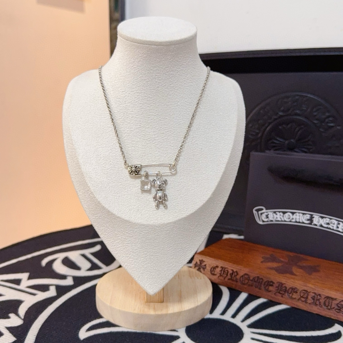 NO:583531,New [Counter Quality] Chrome Hearts Chrome Hearts Pin Bear Necklace. The concave and convex shapes have different pattern design styles, showing a distinctive cross. The Scout flower is the symbol of Chrome Hearts, so it is more durable. Genuine pattern-printed Chrome Hearts distinguishes the ordinary light version in the market. Match the version and standard quality. Look at the printing details. The degree of retro gray oxidation. Seiko version!  !  !  Purely handmade ~ Authentic open mold fashion essentials. Can be worn by both men and women. Same style for couples. Official website original. Rock punk Thai silver style. Retro elements. Trendy and versatile!  , jewelry boutique, chrome hearts, chrome hearts, necklace19860909新款【专柜品质】Chrome Hearts克罗心别针小熊项链 凹凸造型不同的花纹设计风格 呈现出与众不同 十字架 童军花是克罗心的志 所以更经久不衰 正品打版Chrome Hearts克罗心 区别市场普通轻版 对版对标品质 看字印细节 复古做旧灰氧程度.精工版本！！！ 纯手工打造 ～正品开模潮流时尚必备 男女均可佩戴 情侣同款 官网原版 摇滚朋克泰银风格 复古元素 潮流百搭！,饰品精品,chrome hearts,chrome hearts,necklace,Jewelry