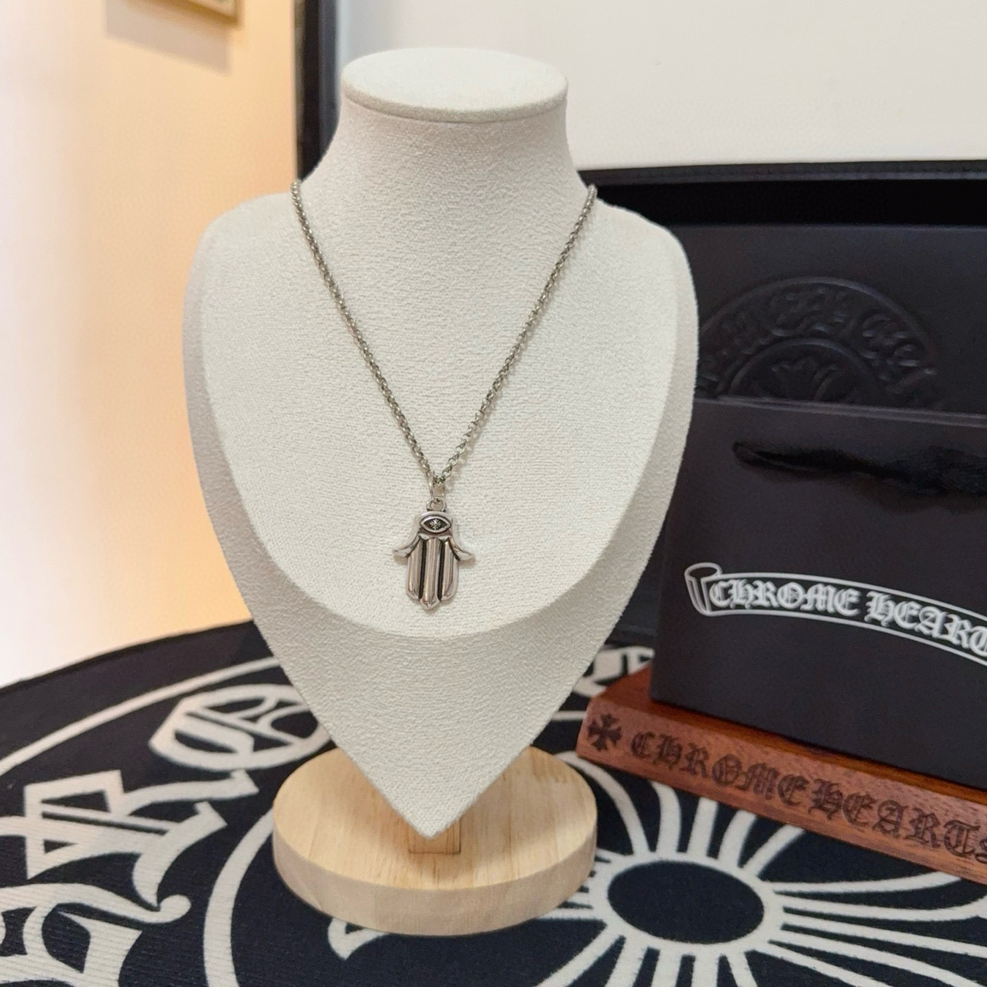 NO:583532,The new [counter quality] Chrome Hearts Chrome Hearts Palm Cross Necklace, the concave and convex shapes with different pattern design styles are unique. The cross scout flower is the symbol of Chrome Hearts, so it is more durable. Genuine pattern-printed Chrome Hearts distinguishes the ordinary light version in the market. Match the version and standard quality. Look at the printing details. The degree of retro gray oxidation. Seiko version!  , jewelry boutique, chrome hearts, chrome hearts, necklace19860909新款【专柜品质】Chrome Hearts克罗心手掌十字花项链,凹凸造型不同的花纹设计风格呈现出与众不同 十字架童军花是克罗心的标志 所以更经久不衰 正品打版Chrome Hearts克罗心 区别市场普通轻版 对版对标品质 看字印细节 复古做旧灰氧程度.精工版本！,饰品精品,chrome hearts,chrome hearts,necklace,Jewelry