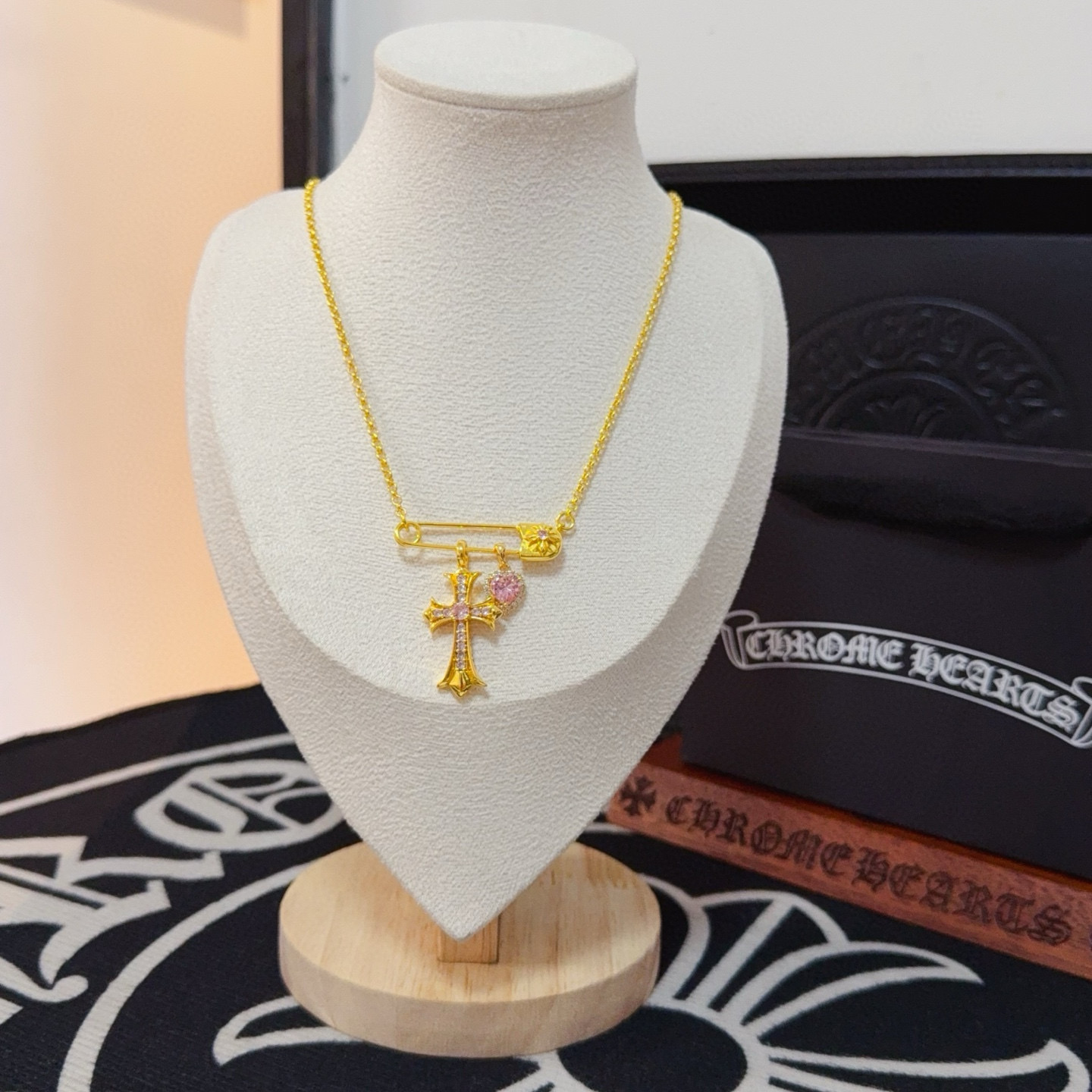 NO:575782,New [Counter Quality] Chrome Hearts Chrome Hearts Pin Pink Diamond Cross Necklace, the concave and convex shapes have different pattern design styles that are unique. The cross scout flower is the symbol of Chrome Hearts, so it is more durable. Genuine pattern-printed Chrome Hearts distinguishes the ordinary light version in the market. Match the version and standard quality. Look at the printing details, the degree of retro gray oxidation. Seiko version!  , jewelry boutique, chrome hearts, chrome hearts, necklace19860909新款【专柜品质】Chrome Hearts克罗心别针粉钻十字架项链,凹凸造型不同的花纹设计风格呈现出与众不同 十字架童军花是克罗心的标志 所以更经久不衰 正品打版Chrome Hearts克罗心 区别市场普通轻版 对版对标品质 看字印细节 复古做旧灰氧程度.精工版本！,饰品精品,chrome hearts,chrome hearts,necklace,Jewelry