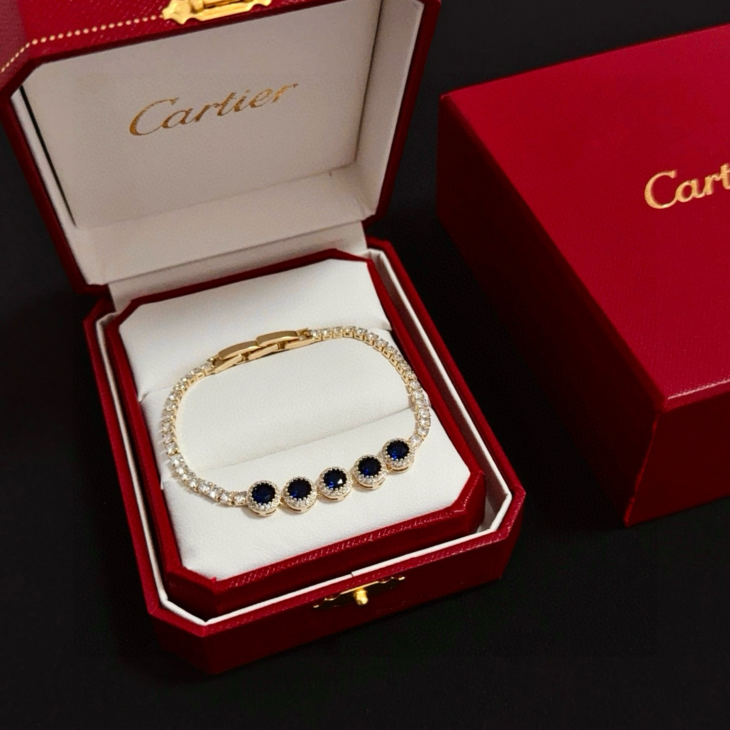 NO:575835,Cartier diamond-encrusted bracelet, high-end customized version, diamond-encrusted craftsmanship, V-gold material, classic and fashionable style, reconstructing the aesthetics of love with sharp lines!  Breaking the rules, the diamond-encrusted design actually achieves the ceiling of high-end sense - no need for flashy accumulation, love should be as pure as ever. Cartier is loved by many celebrities and Internet celebrities. The Leopard series bracelet is absolutely an eternal classic, and it is not limited to men and women, and there is no age limit!  Wear it and you will be the center of attention!  , jewelry boutique,cartier,bracelet,bracelet19860909卡地亚镶钻手链 高端定制版本 镶嵌钻工艺 V金材质 经典而时尚风格 用凌厉线条重构爱情美学！打破常规,镶嵌钻设计反而成就高级感天花板——无需浮华堆砌,爱本应纯粹如初 卡地亚受众多明星网红的爱戴 豹子系列手镯 绝对是永恒经典 而且男女不限 年龄不限 ！戴上它你就是焦点！,饰品精品,cartier,bracelet,bracelet,Jewelry