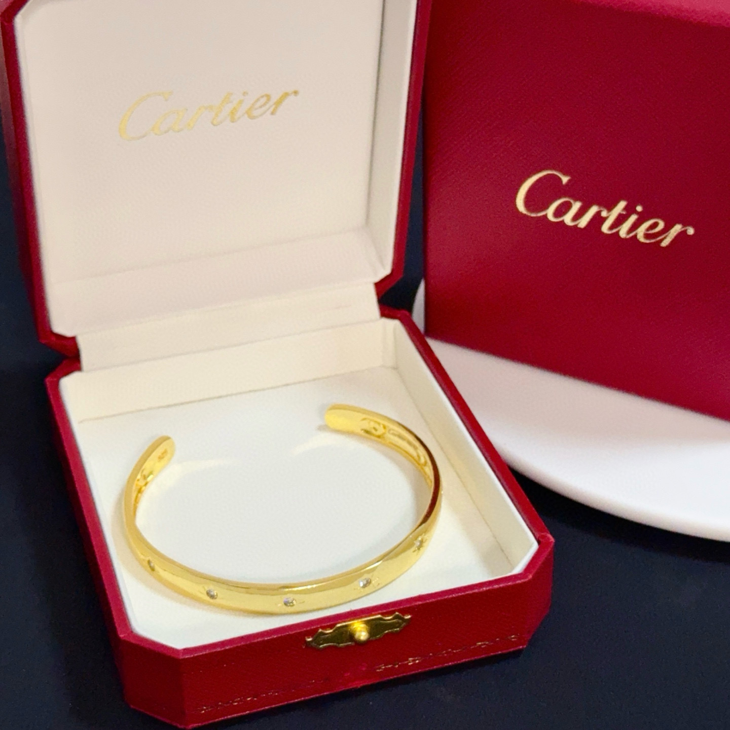 NO:575836,Cartier diamond-encrusted bracelet, high-end customized version, diamond-encrusted craftsmanship, V gold material, classic and fashionable style, reconstruct the aesthetics of love with sharp lines!  Breaking the rules, the diamond-encrusted design actually achieves the ceiling of high-end sense - no need for flashy accumulation, love should be as pure as ever. Cartier is loved by many celebrities and Internet celebrities. The Leopard series bracelet is absolutely an eternal classic, and it is not limited to men and women, and there is no age limit!  Wear it and you will be the center of attention!  , jewelry boutique, cartier, bracelet19860909卡地亚镶钻手镯 高端定制版本 镶嵌钻工艺 V金材质 经典而时尚风格 用凌厉线条重构爱情美学！打破常规,镶嵌钻设计反而成就高级感天花板——无需浮华堆砌,爱本应纯粹如初 卡地亚受众多明星网红的爱戴 豹子系列手镯 绝对是永恒经典 而且男女不限 年龄不限 ！戴上它你就是焦点！,饰品精品,cartier,bracelet,Jewelry