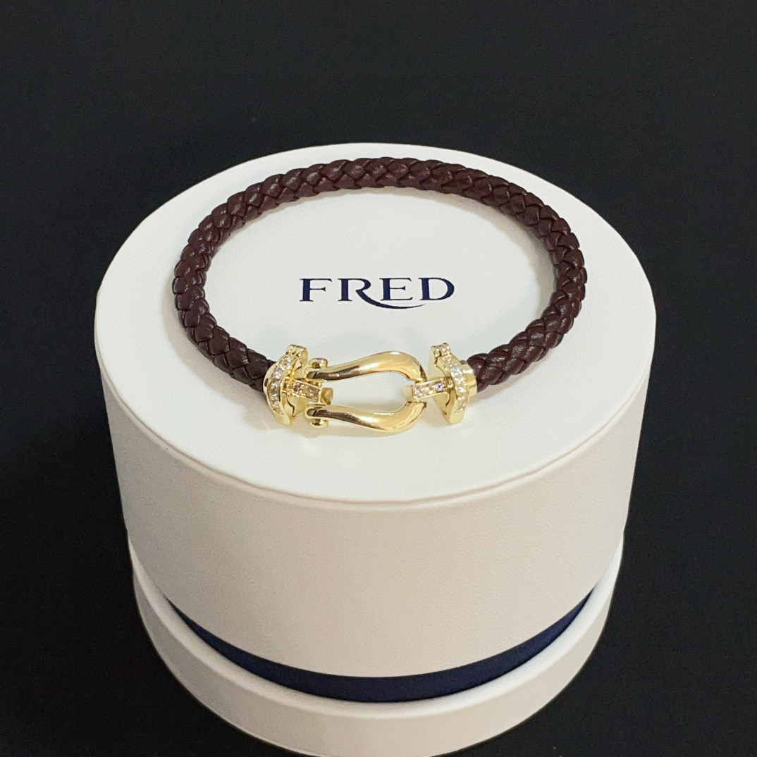 NO:583693,Popular Frederic full-diamond horseshoe buckle leather rope bracelet, classic and versatile, a must-have item for fashionistas, fashionable and exquisite, 11 pairs of customized versions, thickened 18k electroplating process, the effect is very versatile!  !  , jewelry boutique, bracelet19860909火爆 费雷德满钻马蹄扣皮绳手镯手绳,经典百搭,网红达人 时尚一族备必单品,时尚精致,11对版定制,加厚电镀18k工艺,上手效果非常百搭！！,饰品精品,bracelet,Jewelry