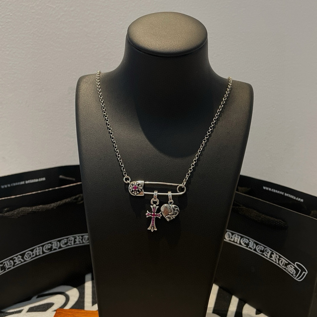 NO:589320,Batch New [Counter Quality] Chrome Hearts Classic Ten Paperclip Cross Love Necklace. The concave and convex shapes have different pattern design styles, showing a distinctive cross. The Scout flower is the symbol of Chrome Hearts, so it is more durable. Genuine plate-printed Chrome Hearts distinguishes the ordinary light version in the market. Check the quality of the version. Look at the printing details. The degree of retro gray oxidation. Seiko version!  !  !  Purely handmade ~ Authentic open mold fashion essentials. Can be worn by both men and women. Same style for couples. Official website original. Rock punk Thai silver style. Retro elements. Trendy and versatile!  , jewelry boutique, chrome hearts, chrome hearts, necklace19860909批 新款【专柜品质】Chrome Hearts克罗心经典十回形针十字架爱心项链 凹凸造型不同的花纹设计风格 呈现出与众不同 十字架 童军花是克罗心的志 所以更经久不衰 正品打版Chrome Hearts克罗心 区别市场普通轻版 对版对标品质 看字印细节 复古做旧灰氧程度.精工版本！！！ 纯手工打造 ～正品开模潮流时尚必备 男女均可佩戴 情侣同款 官网原版 摇滚朋克泰银风格 复古元素 潮流百搭！,饰品精品,chrome hearts,chrome hearts,necklace,Jewelry