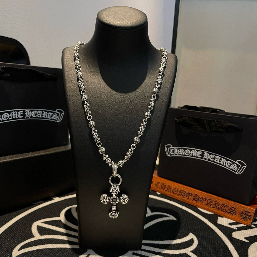 NO:589362,New [counter quality] Chrome Hearts classic retro cross flower ball necklace, blue diamond flame cross pendant, concave and convex shapes with different pattern design styles, showing a distinctive cross. The Scout flower is the symbol of Chrome Hearts, so it is more durable. Genuine patterned Chrome Hearts distinguishes the ordinary light version in the market. Match the version and benchmark quality. Look at the printing details, the degree of retro ash oxidation. Seiko version!  !  !  Purely handmade ~ Authentic open mold fashion essentials. Can be worn by both men and women. Same style for couples. Official website original. Rock punk Thai silver style. Retro elements. Trendy and versatile!  , jewelry boutique, chrome hearts, chrome hearts, necklace19860909新款【专柜品质】Chrome Hearts克罗心经典复古十字花球项链 蓝钻火焰十字架吊坠 凹凸造型不同的花纹设计风格 呈现出与众不同 十字架 童军花是克罗心的志 所以更经久不衰 正品打版Chrome Hearts克罗心 区别市场普通轻版 对版对标品质 看字印细节 复古做旧灰氧程度.精工版本！！！ 纯手工打造 ～正品开模潮流时尚必备 男女均可佩戴 情侣同款 官网原版 摇滚朋克泰银风格 复古元素 潮流百搭！,饰品精品,chrome hearts,chrome hearts,necklace,Jewelry