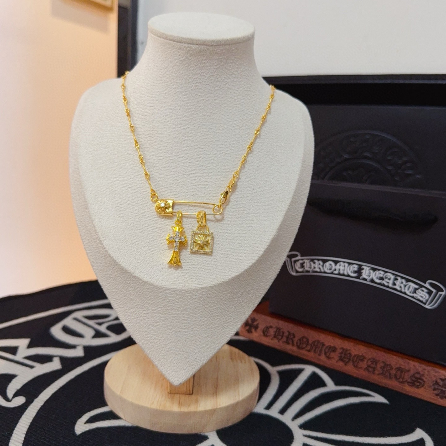 NO:589298,New [Counter Quality] Chrome Hearts Chrome Hearts Pin White Diamond Cross Necklace, the concave and convex shapes have different pattern design styles that are unique. The cross scout flower is the symbol of Chrome Hearts, so it is more durable. Genuine pattern-printed Chrome Hearts distinguishes the ordinary light version in the market. Match the version and standard quality. Look at the printing details. The degree of retro gray oxidation. Seiko version!  , jewelry boutique, chrome hearts, chrome hearts, necklace19860909新款【专柜品质】Chrome Hearts克罗心别针白钻十字架项链,凹凸造型不同的花纹设计风格呈现出与众不同 十字架童军花是克罗心的标志 所以更经久不衰 正品打版Chrome Hearts克罗心 区别市场普通轻版 对版对标品质 看字印细节 复古做旧灰氧程度.精工版本！,饰品精品,chrome hearts,chrome hearts,necklace,Jewelry