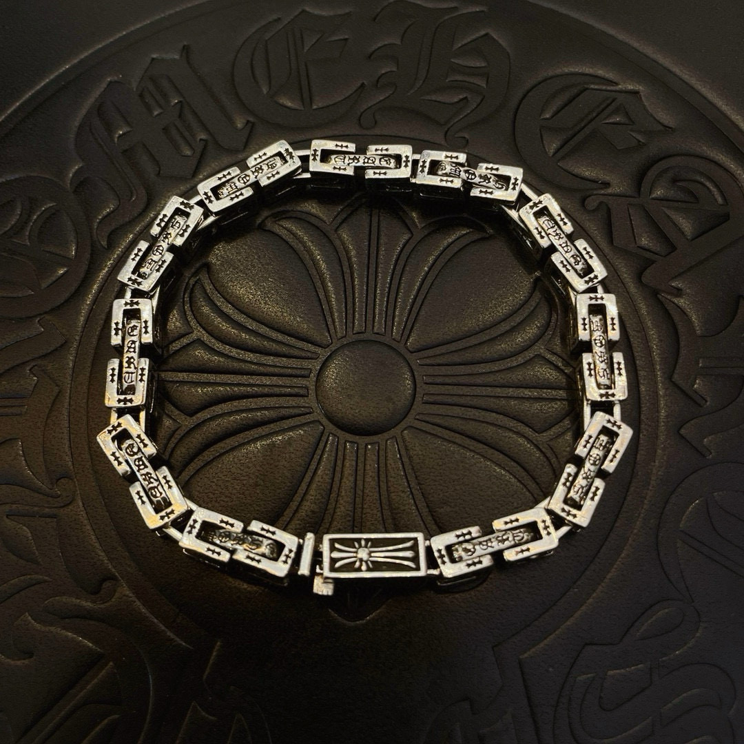 NO:589305,Batch of new [counter quality] Chrome Hearts classic retro multi-element bracelet with concave and convex shapes and different pattern design styles, showing a distinctive cross. The Scout flower is the symbol of Chrome Hearts, so it is more durable. Genuine pattern-printed Chrome Hearts distinguishes the ordinary light version in the market. Match the version and standard quality. Look at the printing details. The degree of retro gray oxidation. Seiko version!  !  !  Purely handmade ~ Authentic open mold fashion essentials. Can be worn by both men and women. Same style for couples. Official website original. Rock punk Thai silver style. Retro elements. Trendy and versatile!  , jewelry boutique, chrome hearts, chrome hearts, bracelet19860909批 新款【专柜品质】Chrome Hearts克罗心 经典复古多元素手链 凹凸造型不同的花纹设计风格 呈现出与众不同 十字架 童军花是克罗心的志 所以更经久不衰 正品打版Chrome Hearts克罗心 区别市场普通轻版 对版对标品质 看字印细节 复古做旧灰氧程度.精工版本！！！ 纯手工打造 ～正品开模潮流时尚必备 男女均可佩戴 情侣同款 官网原版 摇滚朋克泰银风格 复古元素 潮流百搭！,饰品精品,chrome hearts,chrome hearts,bracelet,Jewelry