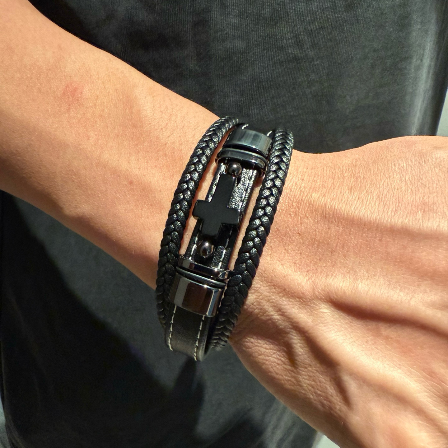 NO:589322,Chrome He@rts Chrome Hearts counter same style leather rope bracelet ~ authentic open mold trendy and fashionable must-have. Can be worn by both men and women. Same style for couples. Rock punk Thai silver style. Retro elements. Trendy and versatile. Same style as the official website, boutique jewelry, chrome hearts, chrome hearts, bracelet19860909Chrome He@rts 克罗心专柜同款皮绳手链～正品开模潮流时尚必备 男女均可佩戴 情侣款同款 摇滚朋克泰银风格 复古元素 潮流百搭 官网同款,饰品精品,chrome hearts,chrome hearts,bracelet,Jewelry