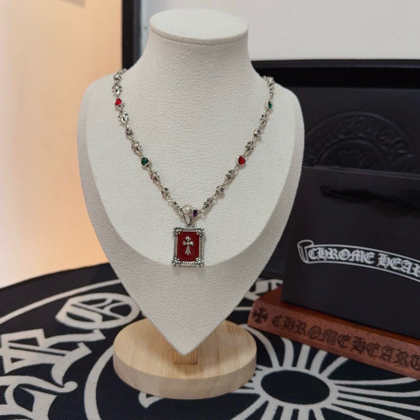 NO:589331,The new [counter quality] Chrome Hearts Chrome Hearts inlaid with colored diamond cross square necklace, the concave and convex shapes have different pattern design styles to show a distinctive look. The cross scout flower is the symbol of Chrome Hearts, so it is more durable. Genuine pattern-printed Chrome Hearts distinguishes the ordinary light version in the market. Match the standard quality. Look at the printing details. The degree of retro gray oxidation. Seiko version!  , jewelry boutique, chrome hearts, chrome hearts, necklace19860909新款【专柜品质】Chrome Hearts克罗心镶彩钻十字架方牌项链,凹凸造型不同的花纹设计风格呈现出与众不同 十字架童军花是克罗心的标志 所以更经久不衰 正品打版Chrome Hearts克罗心 区别市场普通轻版 对版对标品质 看字印细节 复古做旧灰氧程度.精工版本！,饰品精品,chrome hearts,chrome hearts,necklace,Jewelry