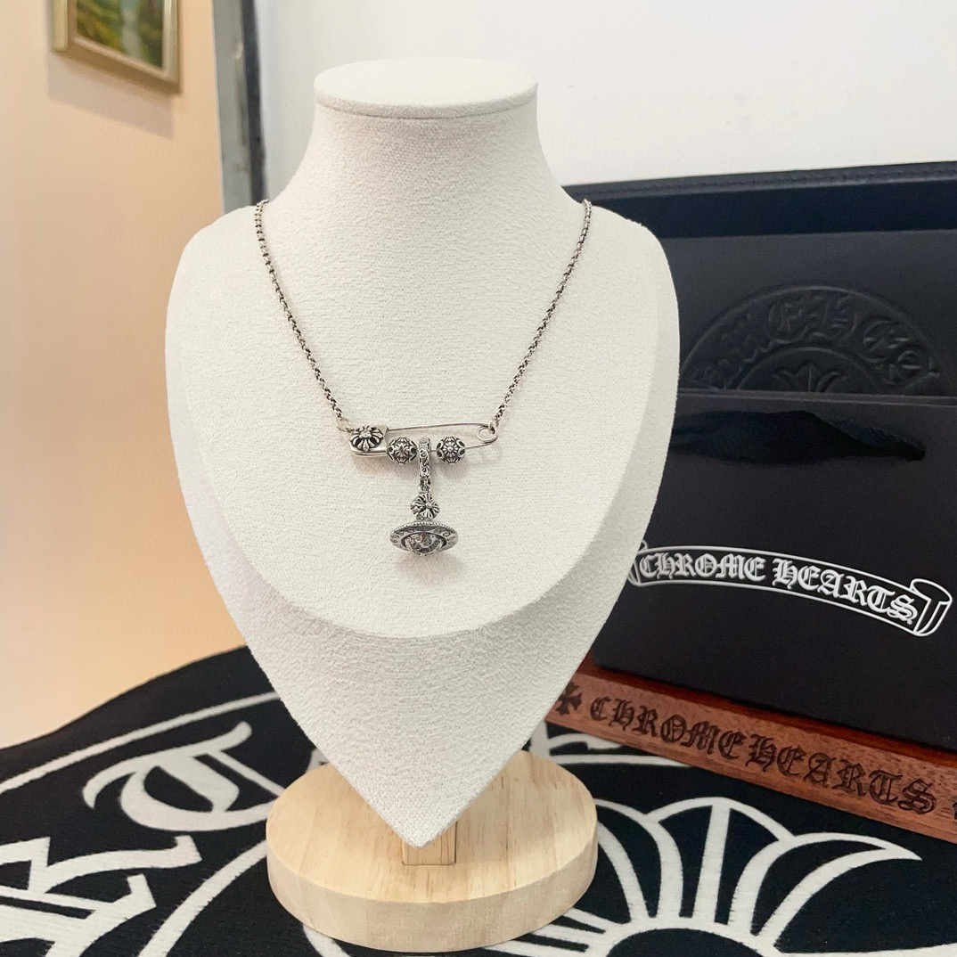 NO:603664,The new [counter quality] Chrome Hearts Chrome Hearts brooch cross necklace, with different concave and convex shapes, the pattern design style is unique. The cross scout flower is the symbol of Chrome Hearts, so it is more durable. Genuine pattern-printed Chrome Hearts Chrome Hearts distinguishes the ordinary light version in the market. Match the version and standard quality. Look at the printing details, the degree of retro gray oxidation. Seiko version!  , jewelry boutique, chrome hearts, chrome hearts, necklace19860909新款【专柜品质】Chrome Hearts克罗心别针十字架项链,凹凸造型不同的花纹设计风格呈现出与众不同 十字架童军花是克罗心的标志 所以更经久不衰 正品打版Chrome Hearts克罗心 区别市场普通轻版 对版对标品质 看字印细节 复古做旧灰氧程度.精工版本！,饰品精品,chrome hearts,chrome hearts,necklace,Jewelry