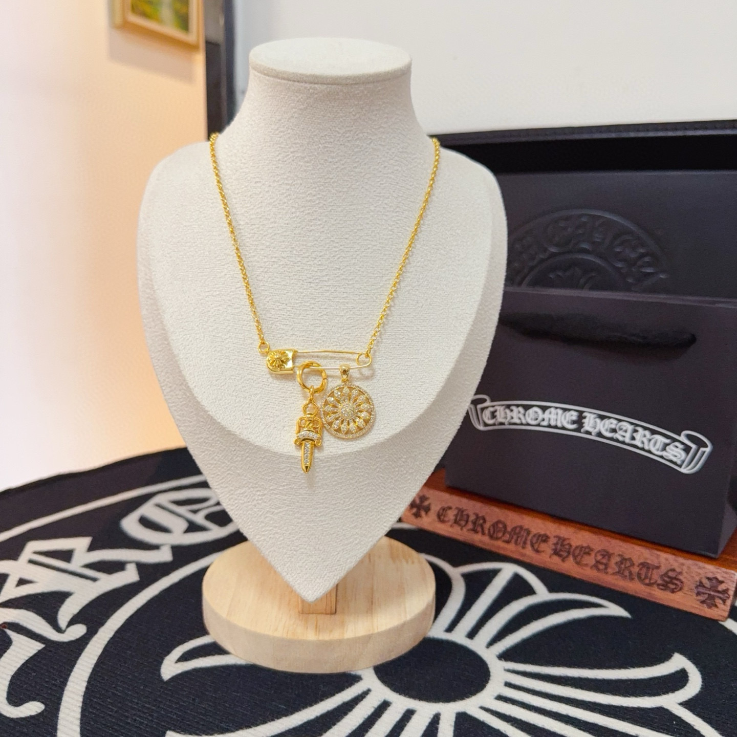 NO:603667,New [Counter Quality] Chrome Hearts Chrome Hearts Pin Cross Necklace. The concave and convex shapes have different pattern design styles, showing a distinctive cross. The Scout flower is the symbol of Chrome Hearts, so it is more durable. Genuine pattern-printed Chrome Hearts distinguishes the ordinary light version in the market. Check the quality of the version. Look at the printing details. The degree of retro gray oxidation. Seiko version!  !  !  Purely handmade ~ Authentic open mold fashion essentials. Can be worn by both men and women. Same style for couples. Official website original. Rock punk Thai silver style. Retro elements. Trendy and versatile!  , jewelry boutique, chrome hearts, chrome hearts, necklace19860909新款【专柜品质】Chrome Hearts克罗心别针十字架项链 凹凸造型不同的花纹设计风格 呈现出与众不同 十字架 童军花是克罗心的志 所以更经久不衰 正品打版Chrome Hearts克罗心 区别市场普通轻版 对版对标品质 看字印细节 复古做旧灰氧程度.精工版本！！！ 纯手工打造 ～正品开模潮流时尚必备 男女均可佩戴 情侣同款 官网原版 摇滚朋克泰银风格 复古元素 潮流百搭！,饰品精品,chrome hearts,chrome hearts,necklace,Jewelry