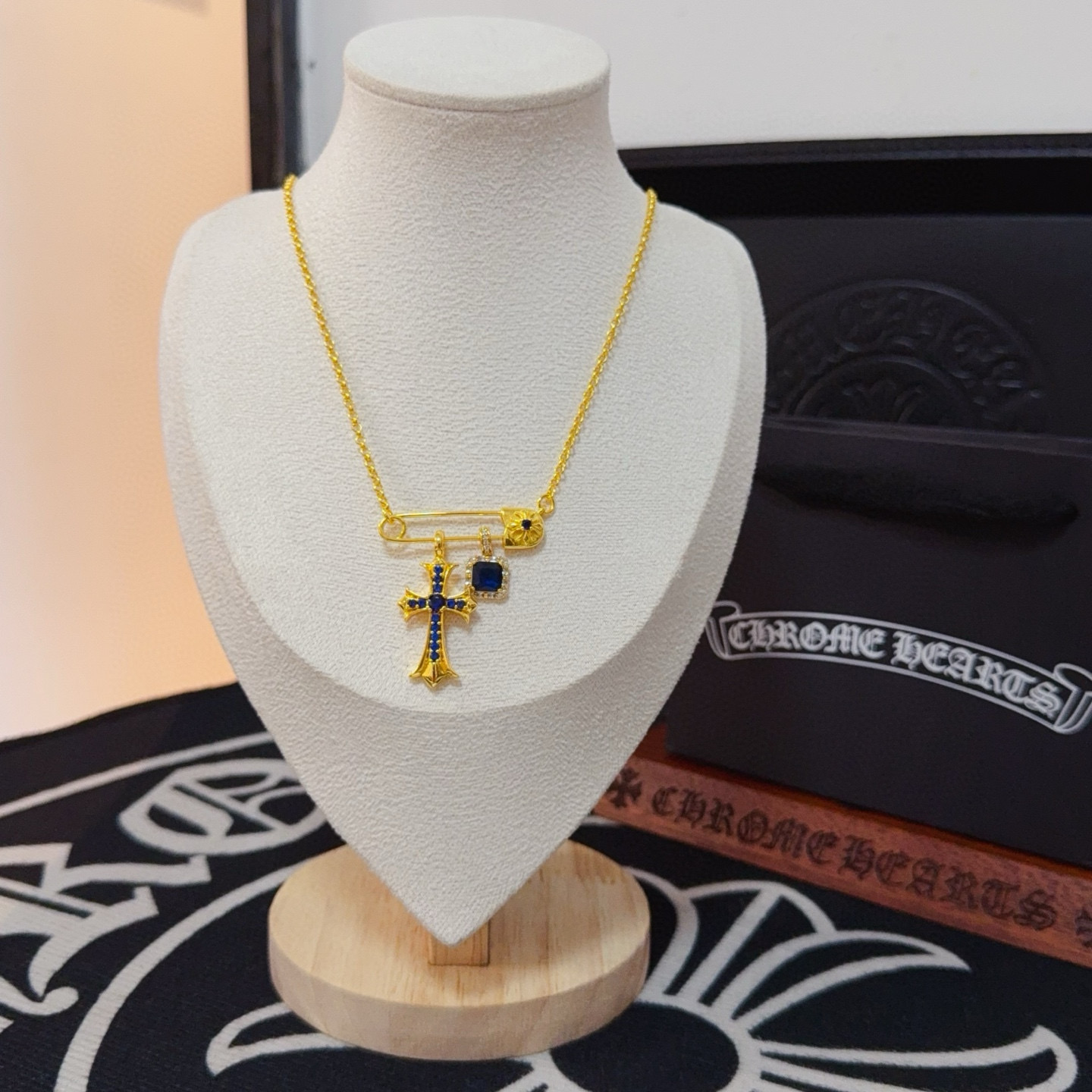 NO:603672,New [counter quality] Chrome Hearts Classic Retro Pin Necklace. Concave and convex shapes with different pattern design styles, showing a distinctive cross. The Scout flower is the symbol of Chrome Hearts, so it is more durable. Genuine pattern-printed Chrome Hearts distinguishes the ordinary light version in the market. Match the version and standard quality. Look at the printing details. The degree of retro gray oxidation. Seiko version!  !  !  Purely handmade ~ Authentic open mold fashion essentials. Can be worn by both men and women. Same style for couples. Official website original. Rock punk Thai silver style. Retro elements. Trendy and versatile!  , jewelry boutique, chrome hearts, chrome hearts, necklace19860909新款【专柜品质】Chrome Hearts克罗心经典复古别针项链 凹凸造型不同的花纹设计风格 呈现出与众不同 十字架 童军花是克罗心的志 所以更经久不衰 正品打版Chrome Hearts克罗心 区别市场普通轻版 对版对标品质 看字印细节 复古做旧灰氧程度.精工版本！！！ 纯手工打造 ～正品开模潮流时尚必备 男女均可佩戴 情侣同款 官网原版 摇滚朋克泰银风格 复古元素 潮流百搭！,饰品精品,chrome hearts,chrome hearts,necklace,Jewelry